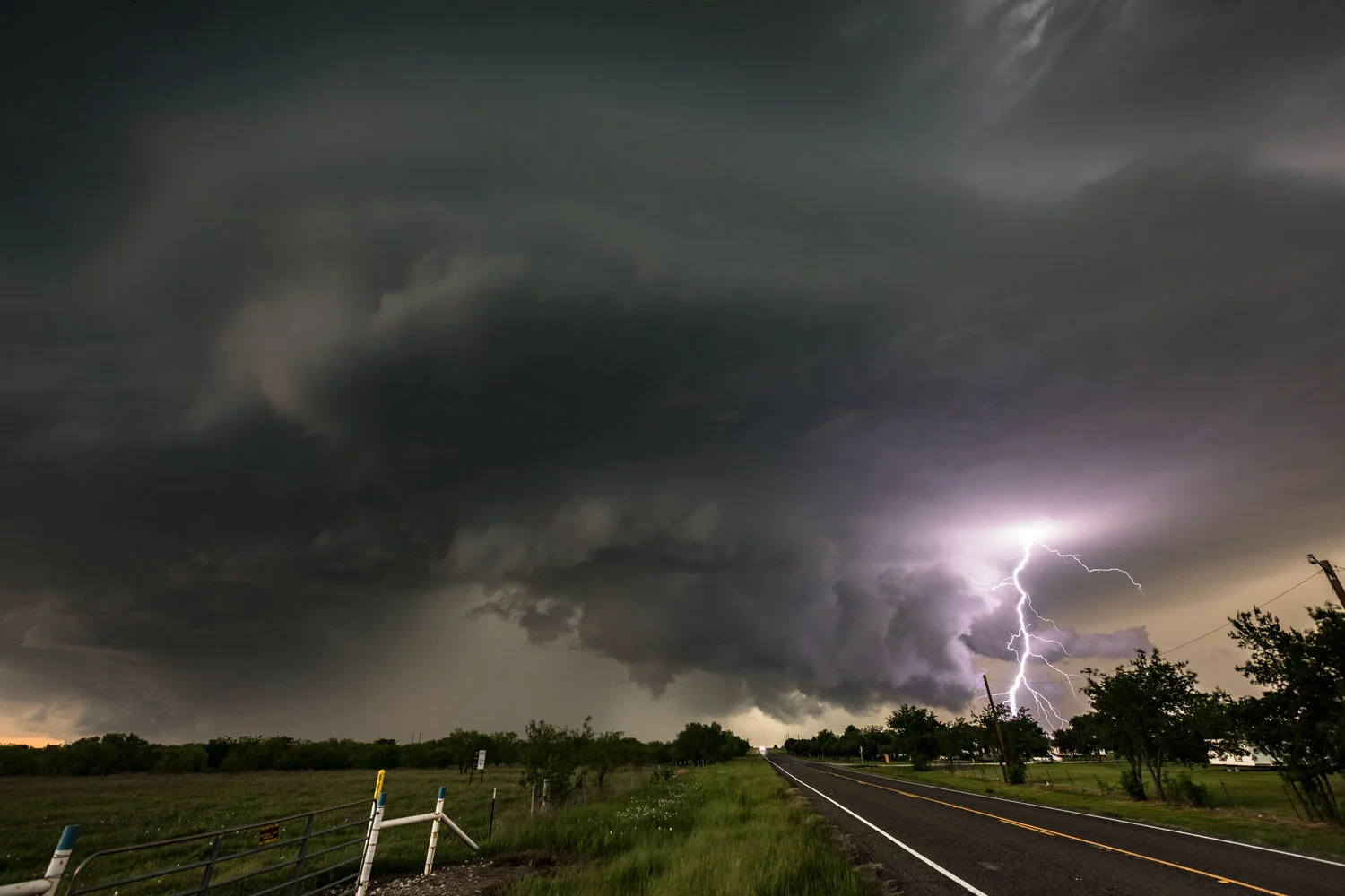 Stormchase_lightning_bolt-large.jpg