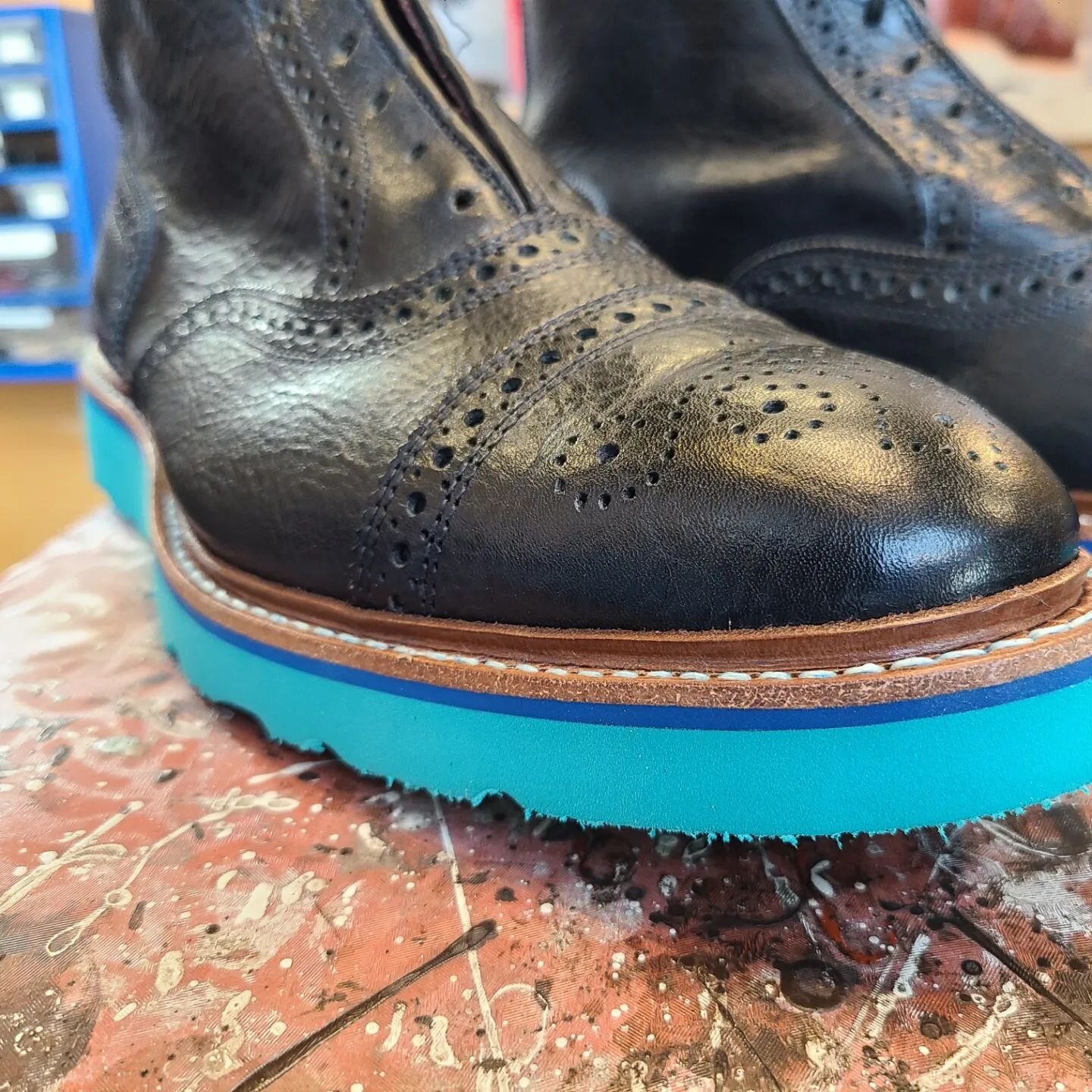 Another one for @vintageshoes4eva ! Rebuilt the bottoms of these @allenedmonds Hamiltons! Blue comfort, blue style, blue everything! Those with a keen eye might recognize these @vibram
Soles as their classic Christy Wedge soles, but Blue!
@allenedmon