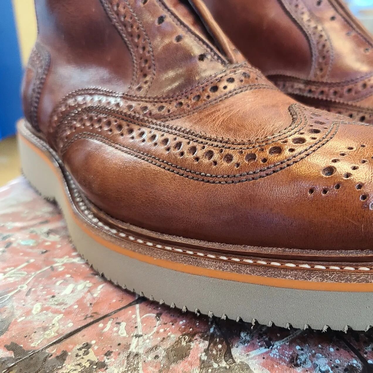 Does @vintageshoes4eva ever get tired of his amazing boot collection? I don't think he does! 
This rebuild was a a pretty classic one. Replacing a standard tread with a super comfortable and classic sand coloured @vibram sole! Slipped a thin orange m