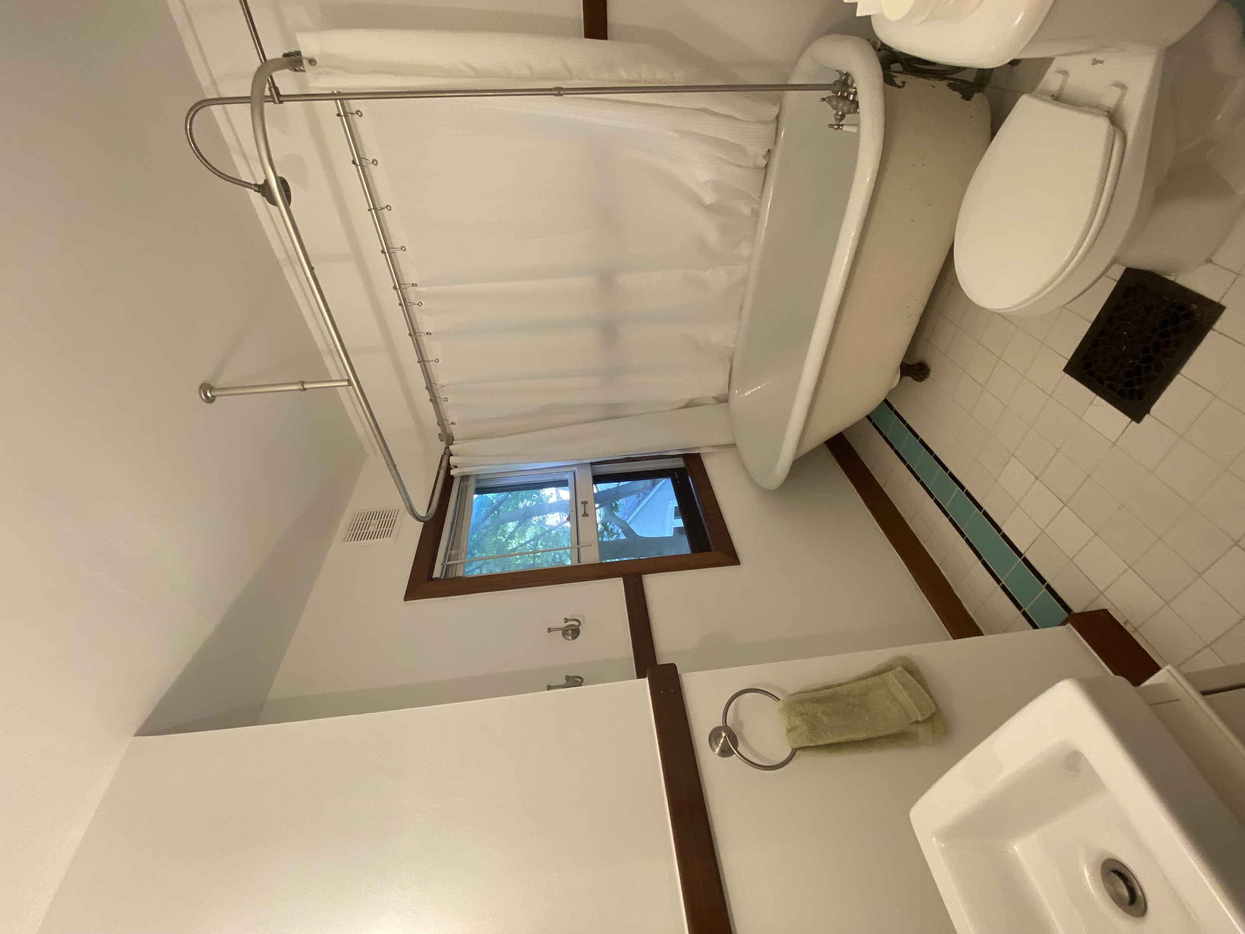 2nd floor full bathroom