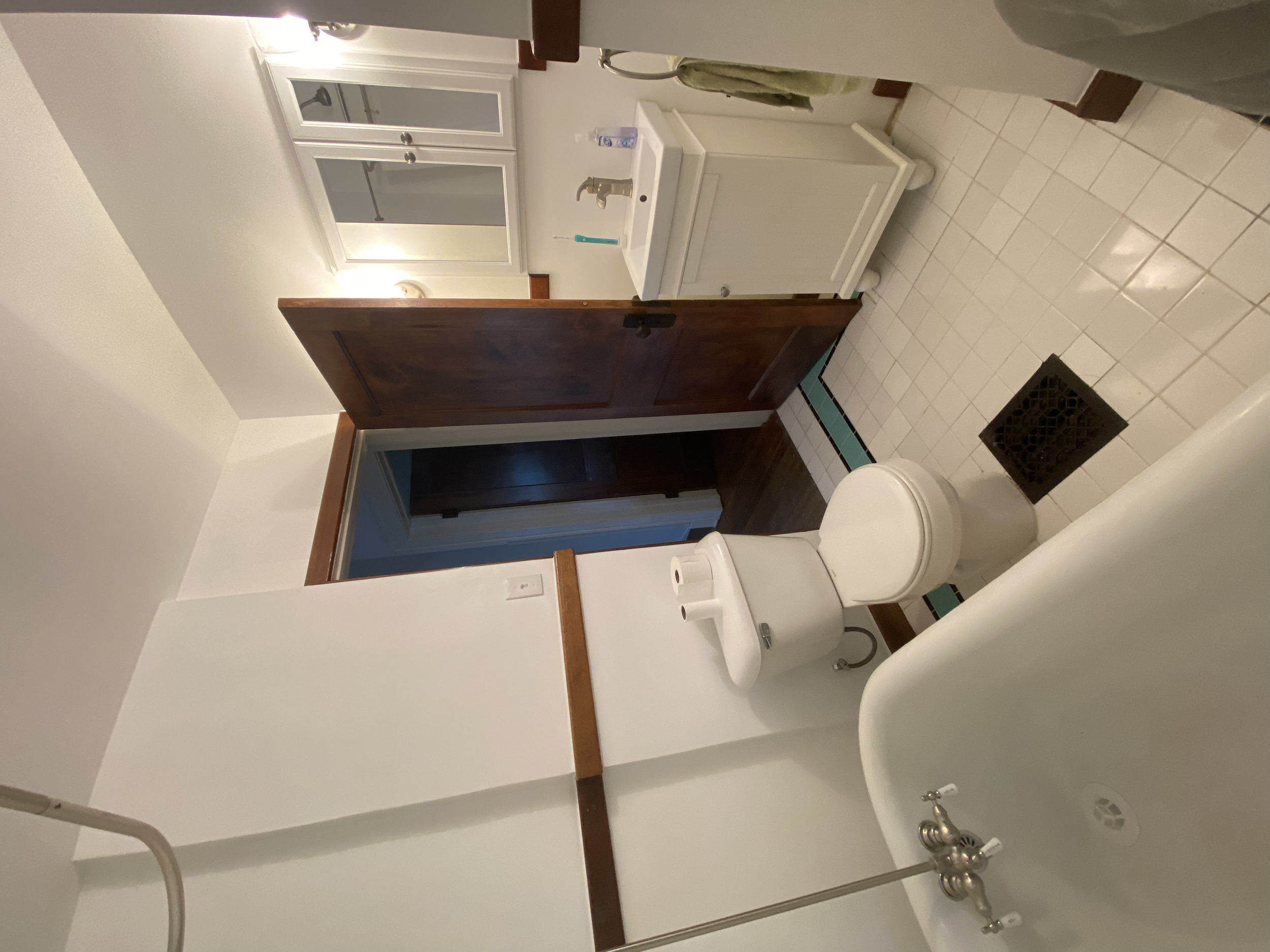 2nd floor full bathroom