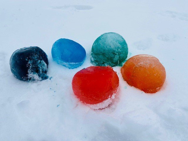 https://images.squarespace-cdn.com/content/v1/600b99ba6c455e4aedf8914a/3264421f-cece-409f-ba5b-fde8f4dd66ae/frozen+colored+ice+balls+from+balloons.jpg
