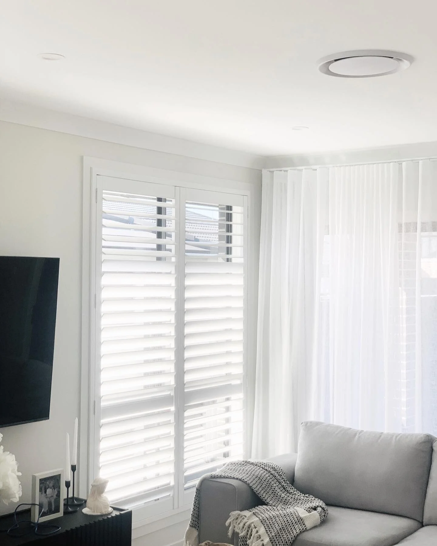 Curtain & Plantation Shutters Installation |  Sutherland Shire 
.
.
.
.
.
.
Socials: @pageonestudios 
.
.
.
.
.
#plantationshutterssydney #blackshutters #blinds #awnings #homeowners #hotels #interiordesign #homeinterior #installation #realestate