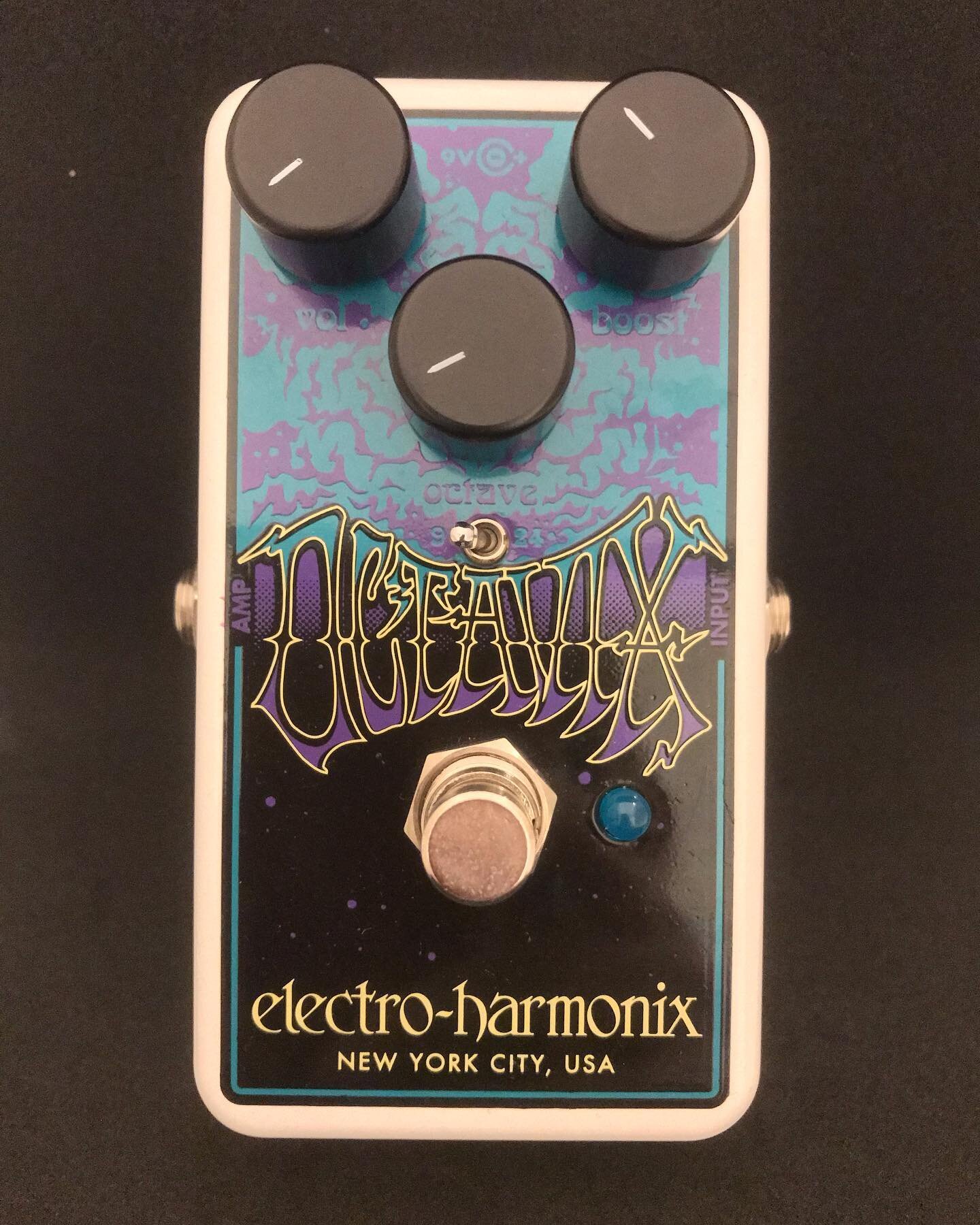Electro-Harmonix Octavix Octave Fuzz 😎😎😎
&bull;
&bull;
The EHX Octavix Octave Fuzz delivers the definitive late 1960&rsquo;s fuzzed out, octave up sound together with modern enhancements that update the classic concept. Housed in EHX&rsquo;s rugge