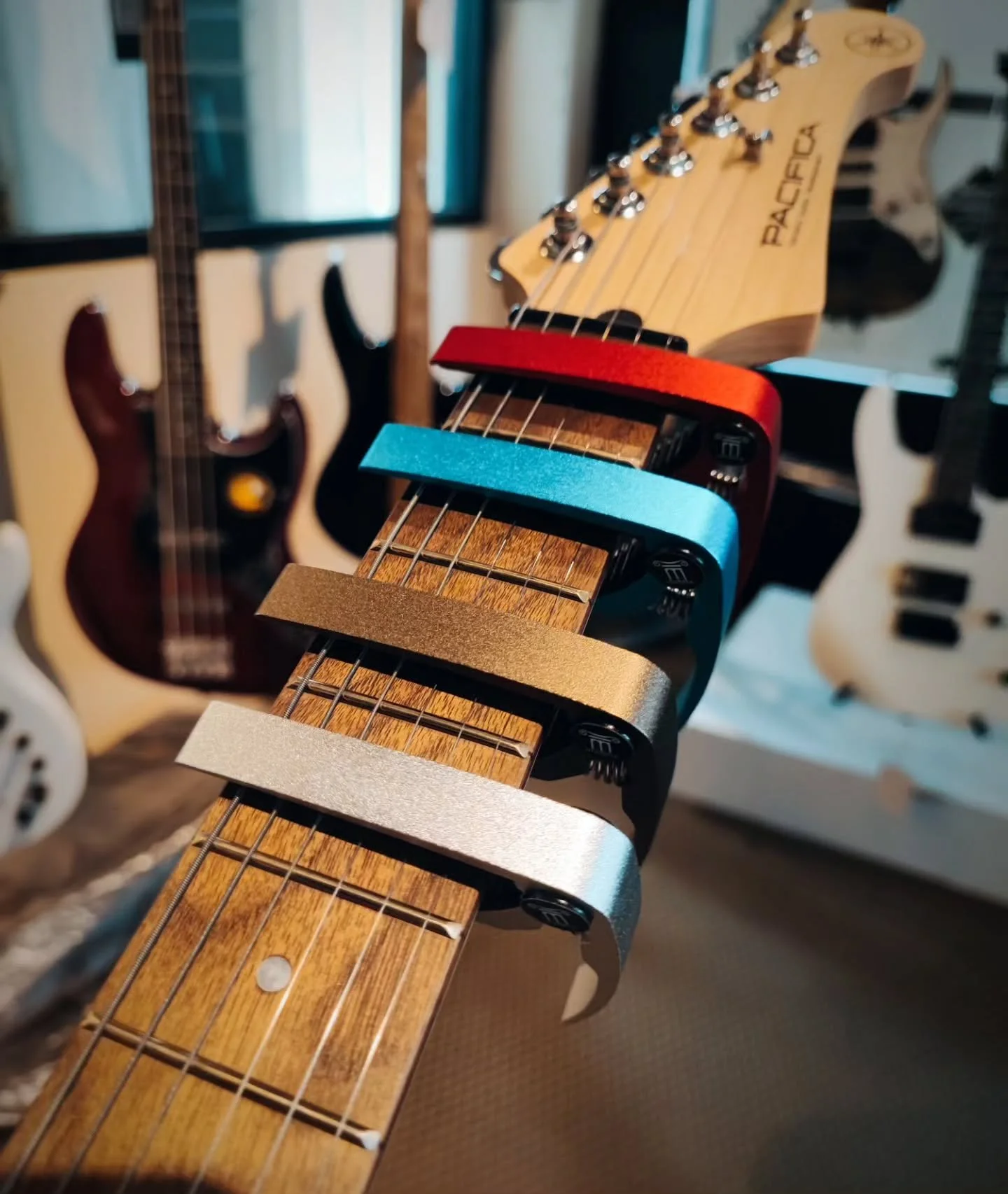 Tambahkan sentuhan warna pada musikmu! Capo Olympia tersedia dalam berbagai warna cerah. Hadir dengan pegangan yang kuat dan presisi untuk memastikan nada jernih di setiap fret. Pilih yang paling cocok dengan gayamu untuk nada-nada baru!
🎸 Dapatkan