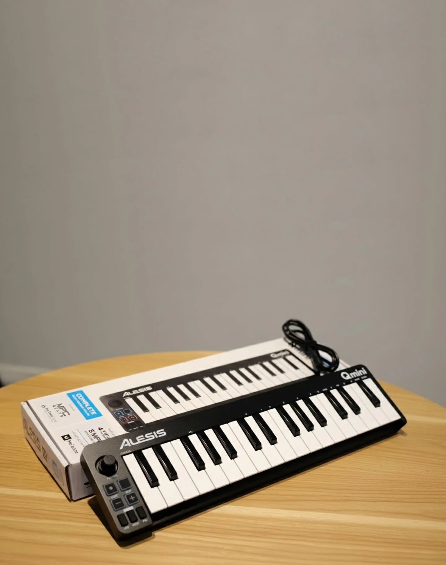 Bawa studio musik Anda ke mana saja dengan Alesis Q Mini Compact 32-Key! 
Controller 32-key yang ringkas, plug-and-play via USB, dan siap menemani sesi groove dadakan Anda. Sempurna untuk produser yang on-the-go!
🎹 Ciptakan melodi, bassline, dan sy