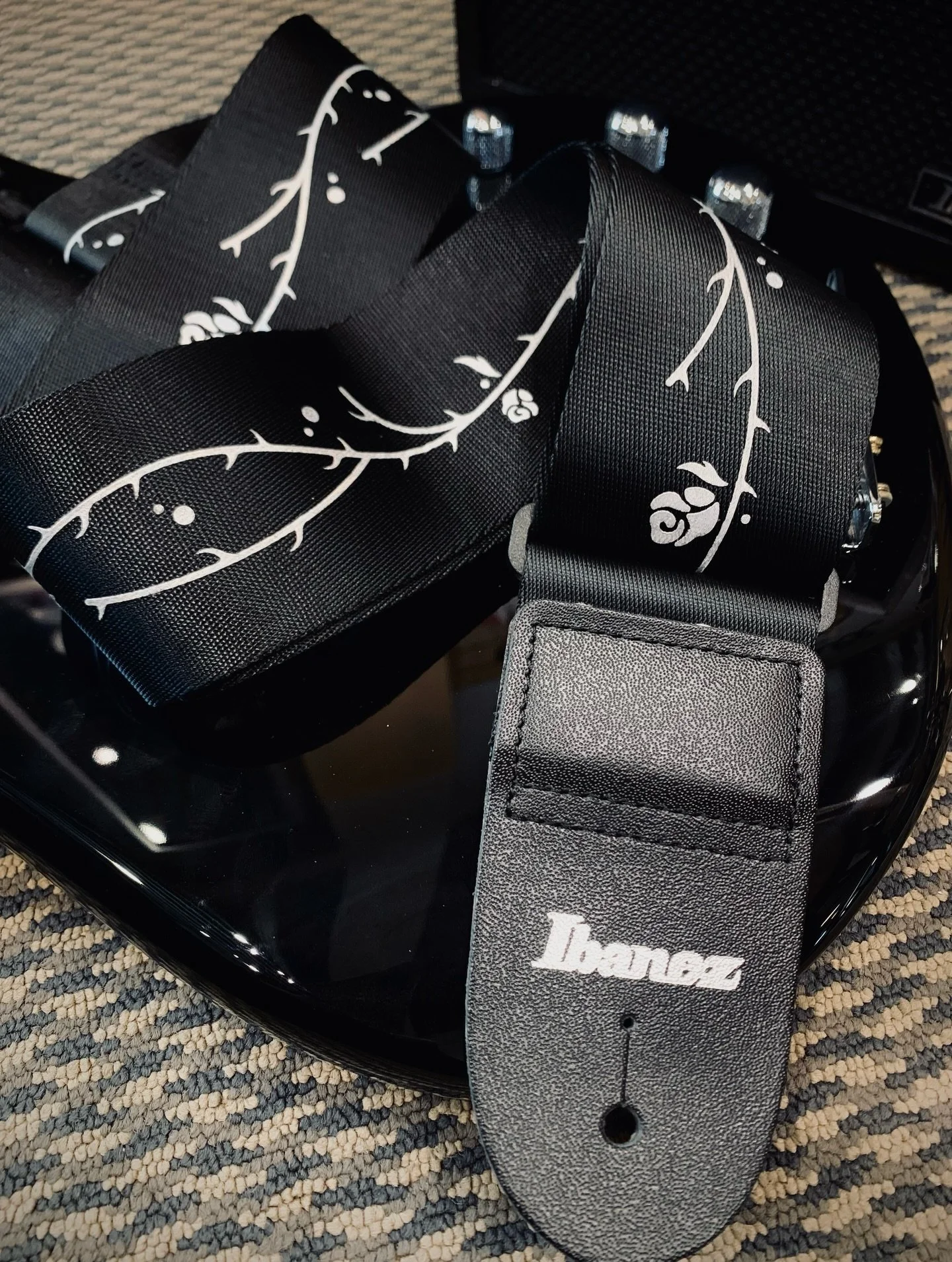 Ibanez guitar strap dengan tema iconic &ldquo;Three of Death&rdquo; khas Tim Henson dengan pola holografik di seluruh permukannya ini tidak hanya akan memberikan tampilan menakjubkan, tapi juga menawarkan kenyamanan dan stabilitas ekstra karena memil