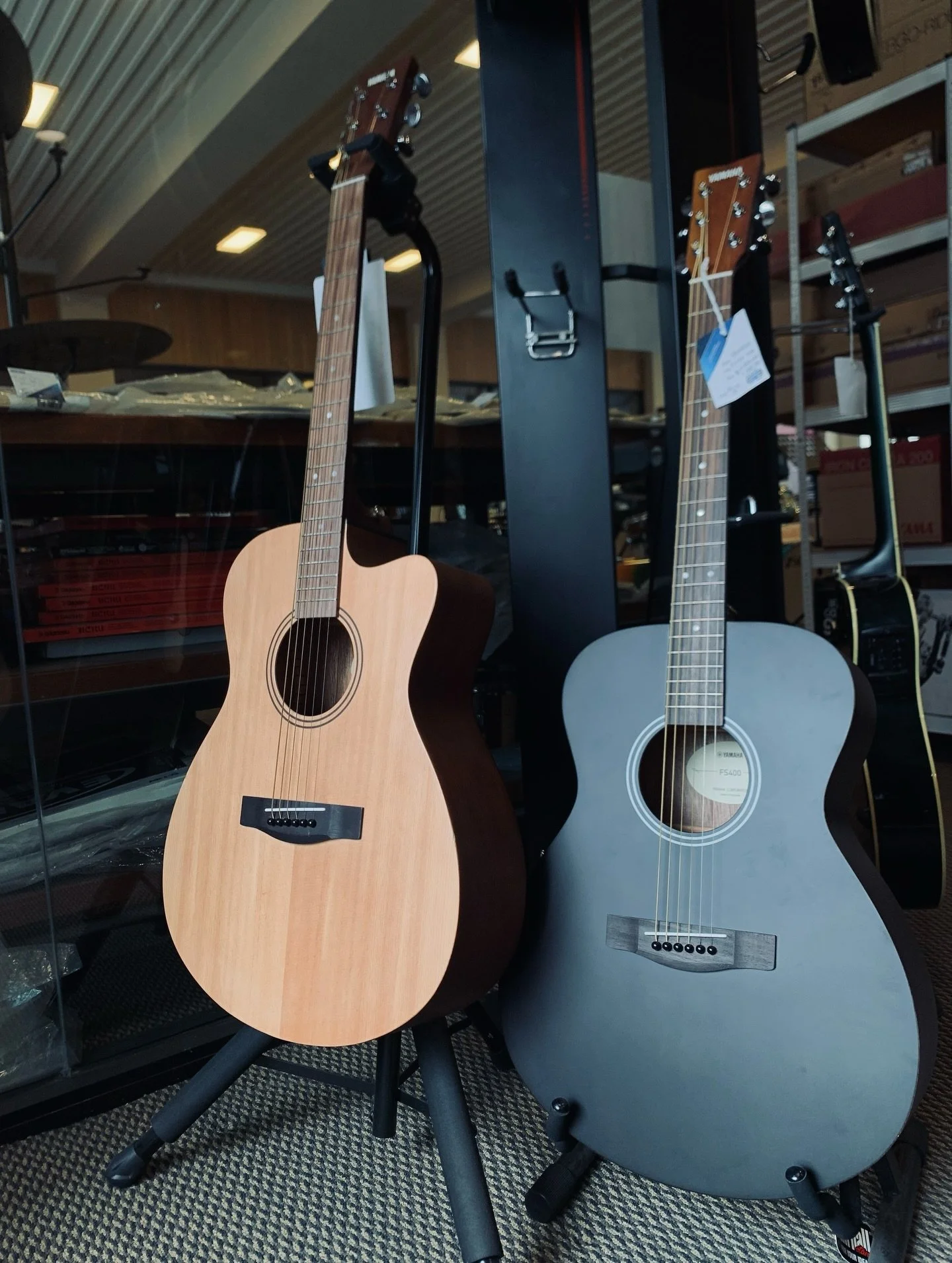 Yamaha FS400. Gitar akustik yang membuktikan bahwa kualitas tinggi nggak harus mahal. Dengan finishing matte yang modern dan bodi concert yang ringkas, gitar ini sangat nyaman dipeluk dan dimainkan berjam-jam. Dengan desain jarak senar yang pas, coco
