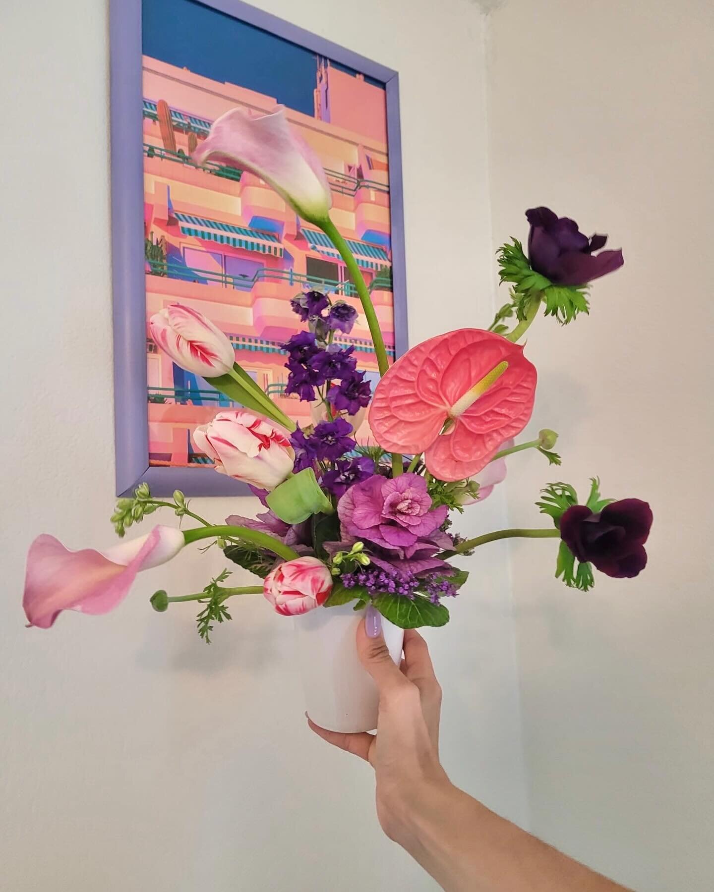 All in favor of adding purple to the vday mix, say I👩&zwj;🎤
.
.
.
.
.
#purpleisthebestcolor #royalcolor #cabbage #hearts #anemones #sandiegoflorist #lajollaflorist #floralarrangement #vaseporn #queenofvase