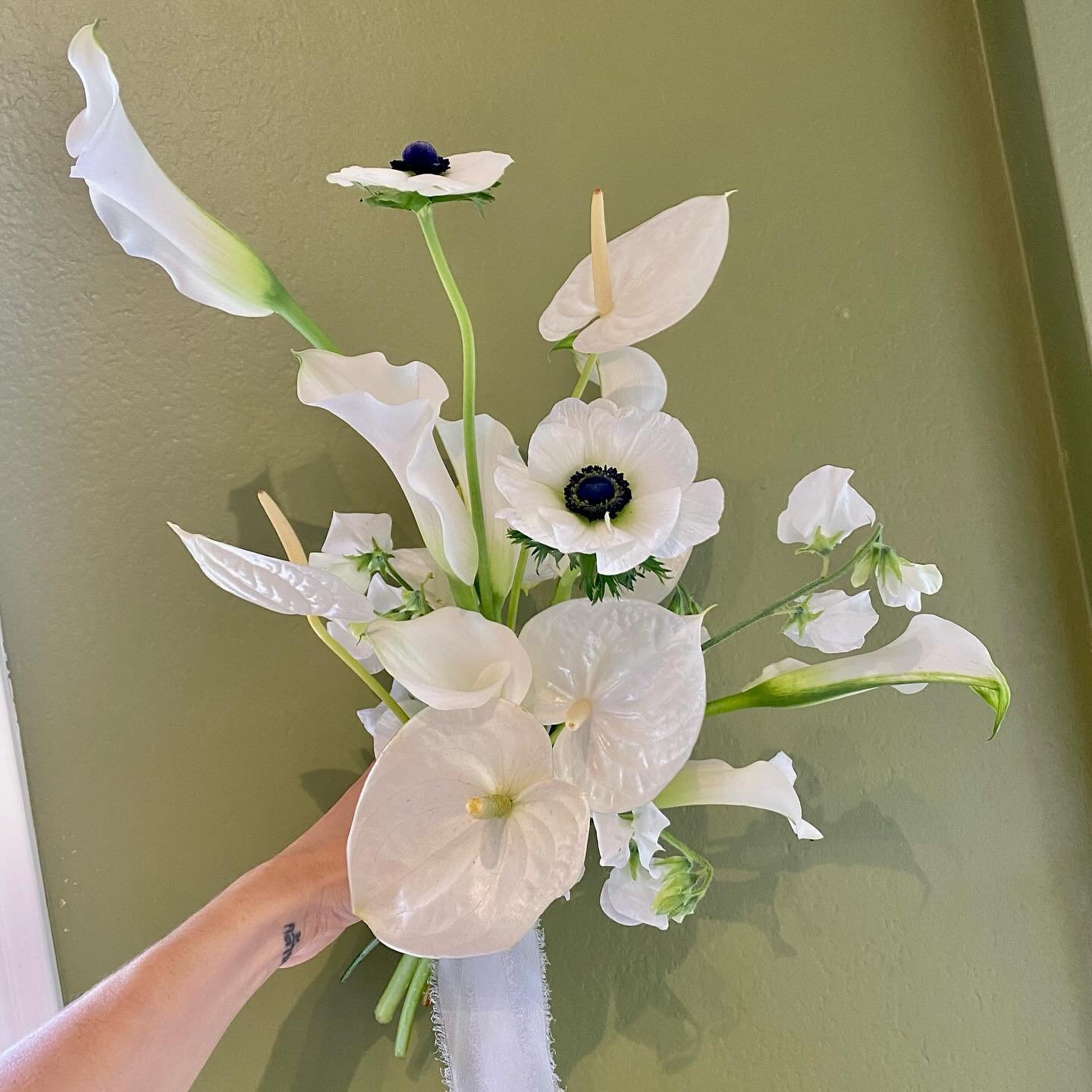 Courthouse bouquet 🕊️
Bride in a pantsuit and a celebration at the swanky @thelafayette Can these lovers get any cooler? 🤍

Epic shot @chelseaabrilphoto 
. 
. 
. 
. 
.
#sandiegobridal #sandiegoweddingflorist #thelafayettehotel #sandiegohotel #sandi