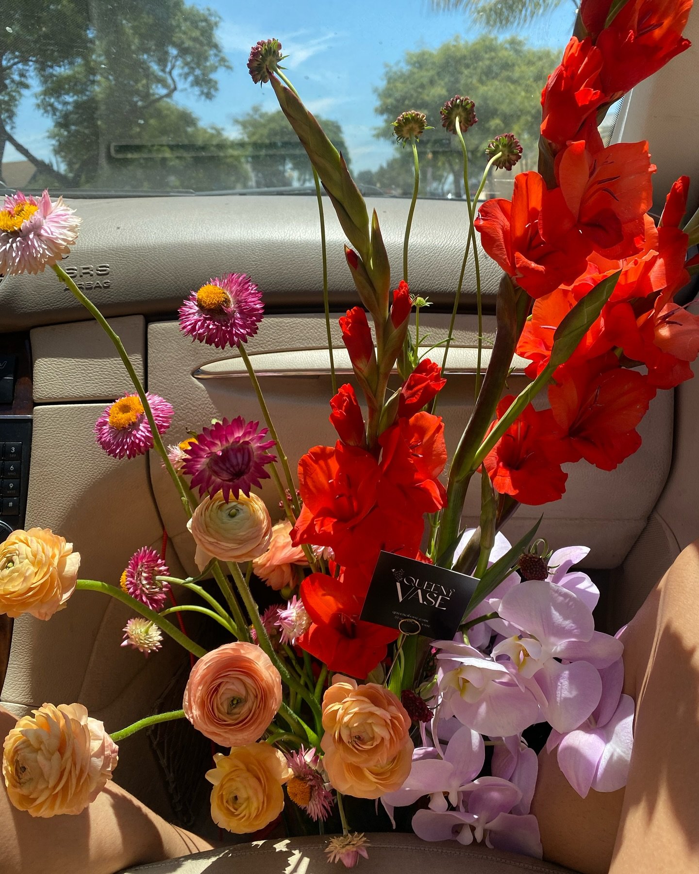 Cue ~ feels like summer ~ 🍉🍍
.
.
.
.
.
#sandiegoflorist #sandiegoflowers #summerarrangement #strawflowers #gladiolas #peachranunculus #cascadingorchids #vintageovereverything #vintagevase #queenofvase
