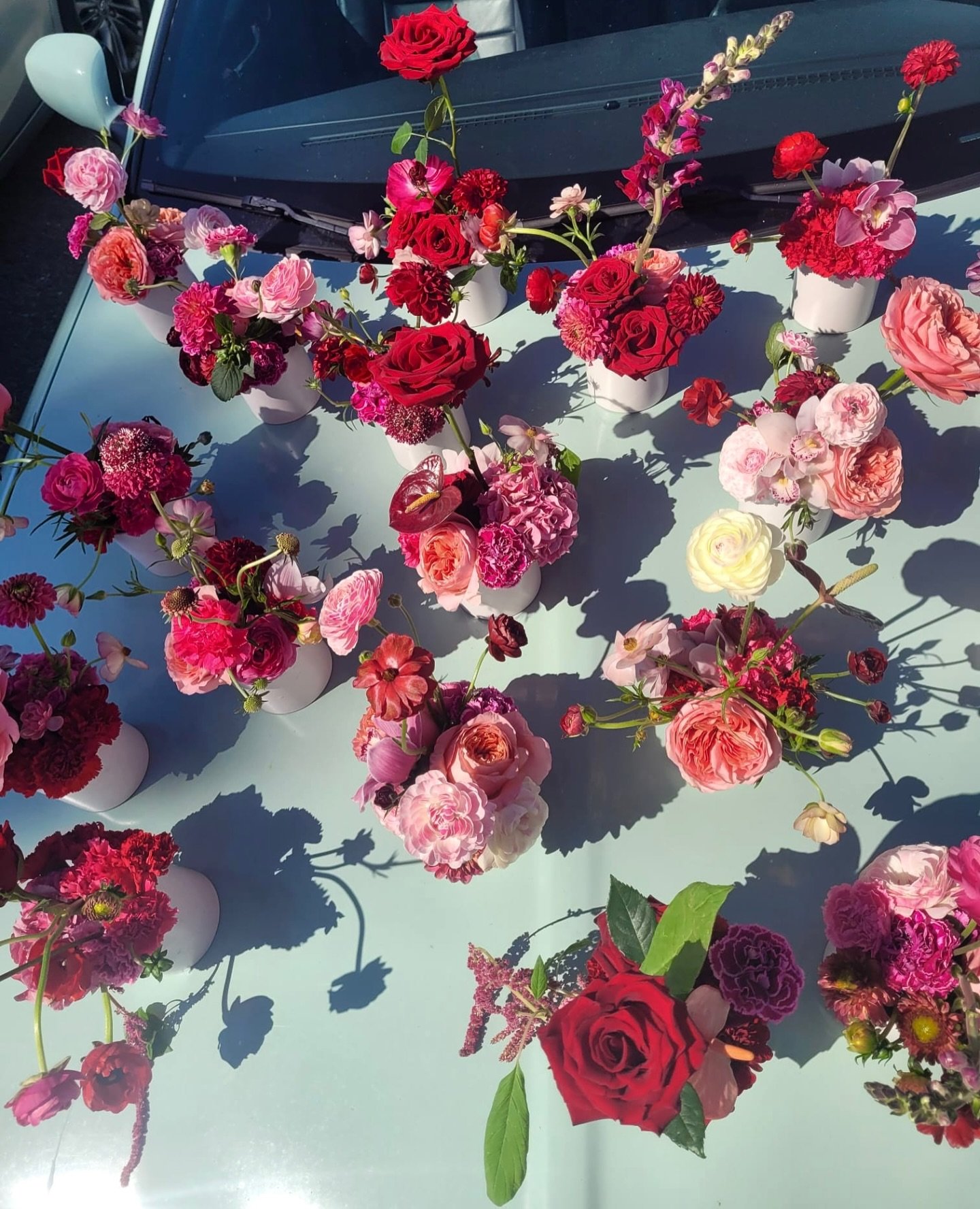 Last call for your situationship-turned-romance 💓 Don&rsquo;t be the person panicking at the grocery store on the 14th 🤮 Shop QOV!
.
.
.
.
.
#valentinesflowers #vdayflowers #romanticgesture #queenofvase #floralsandvasestodiefor #vintagevases #sande