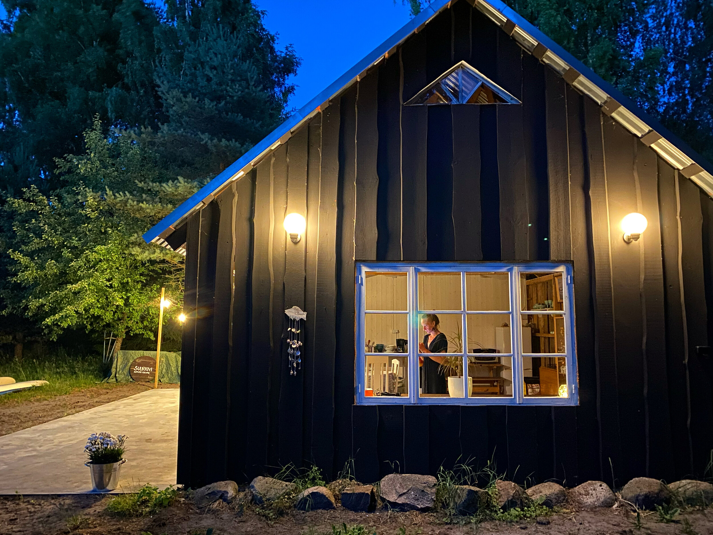 Väliköögis asuvad külmkapid, elektripliit, kohvimasin, veekeetja, mikrolaineahi ja muud toidutegemiseks vajalikud tarvikud.