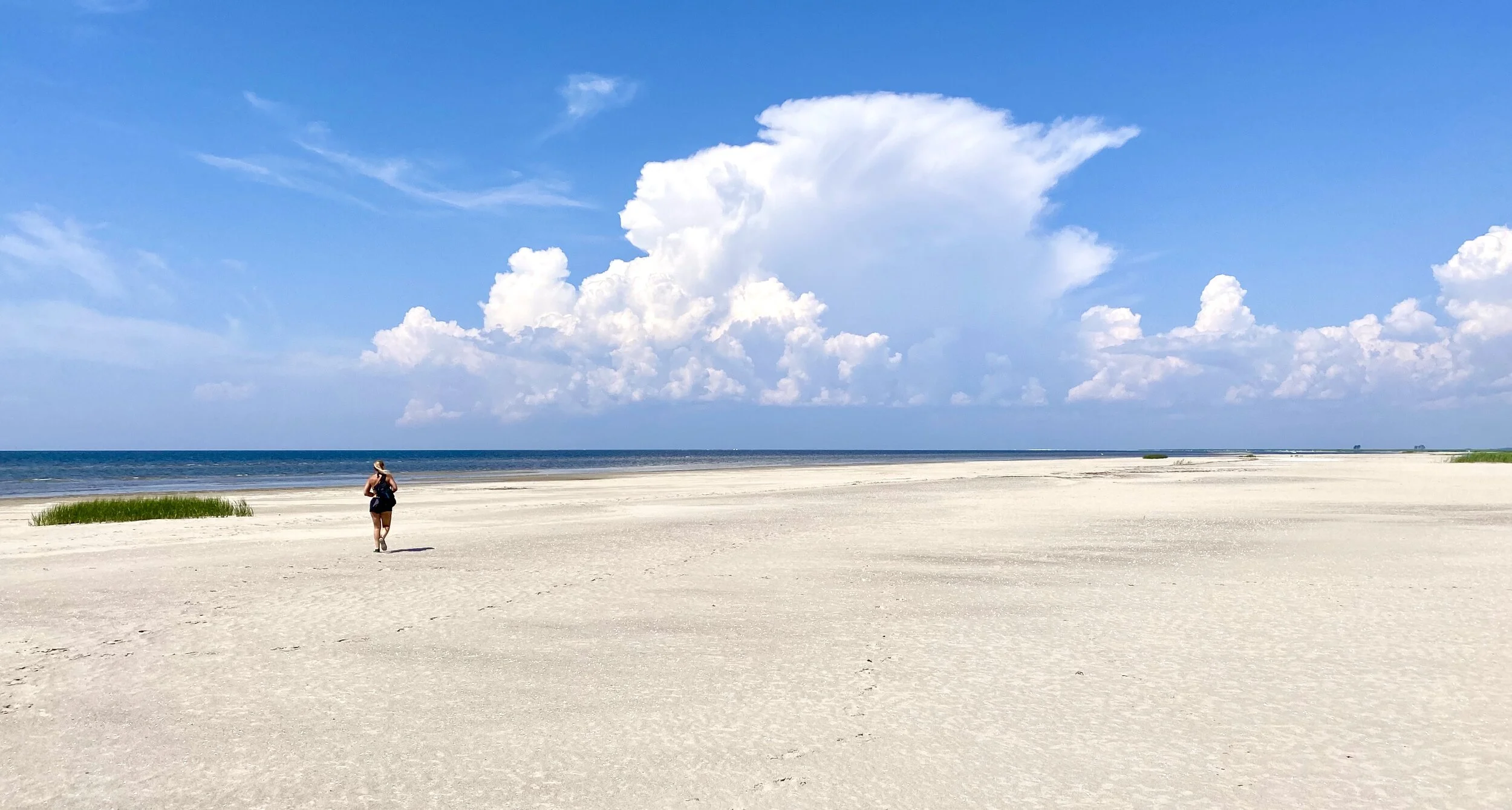Sellele liivasaarele pääsemiseks tuleb ette võtta retk läbi muda ja kivide, aga see on seda väärt!