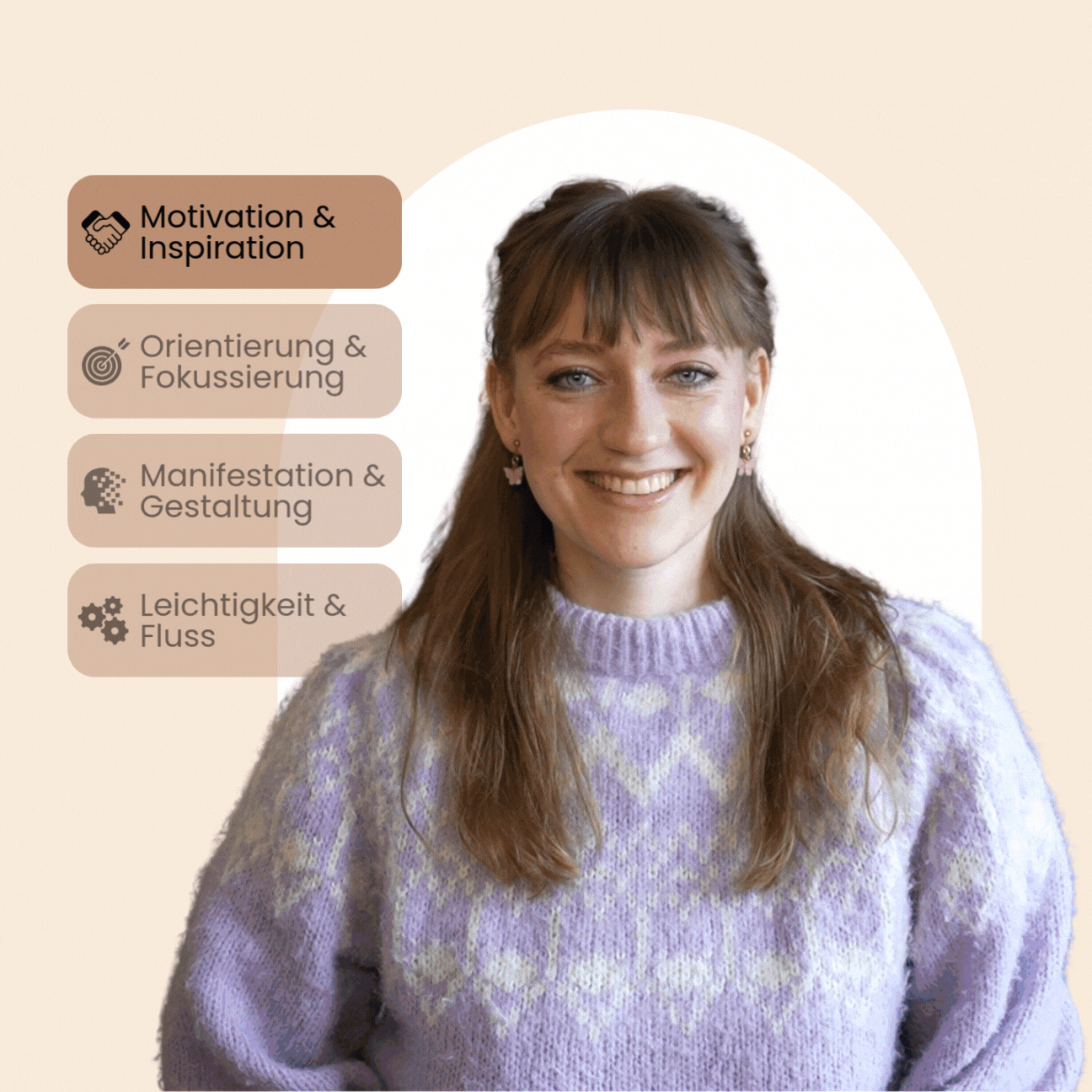 Ein Lächelndes Mädchen mit braunen Haaren, trägt einen lilafarbenen Pullover und steht vor einem weißen Hintergrund, mit einem grafischen Menü links.