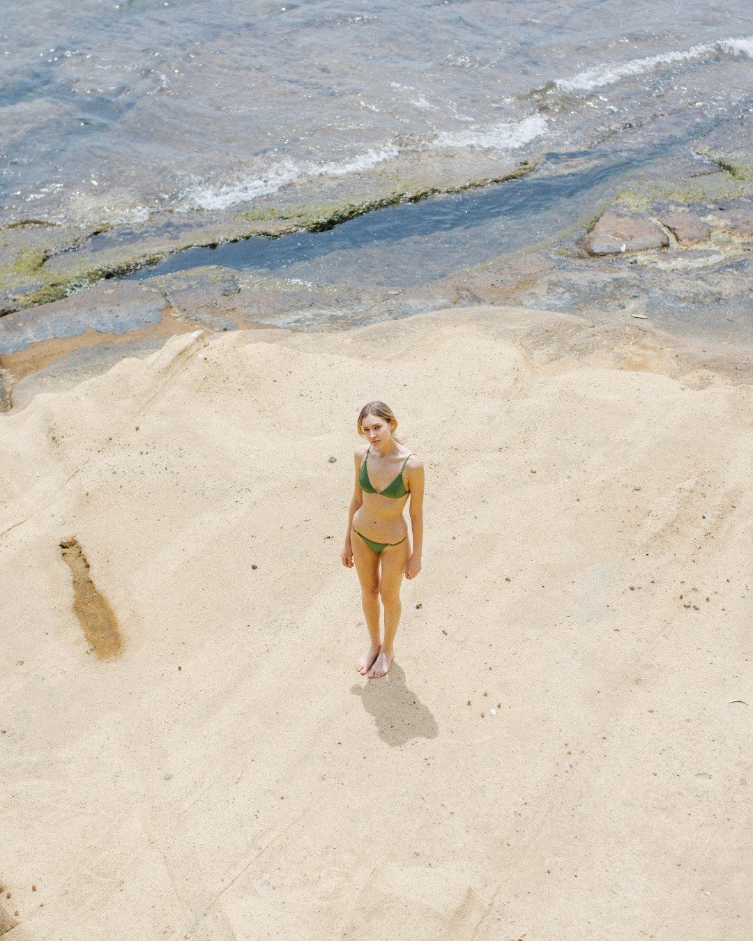 💚 Carolina &ndash; Filicudi edition
Il verde che accende l&rsquo;abbronzatura, il triangolo essenziale, i dettagli gold che catturano ogni raggio di sole.
Minimal ma speciale, &egrave; il bikini pensato per te che vuoi brillare&hellip; in ogni giorn