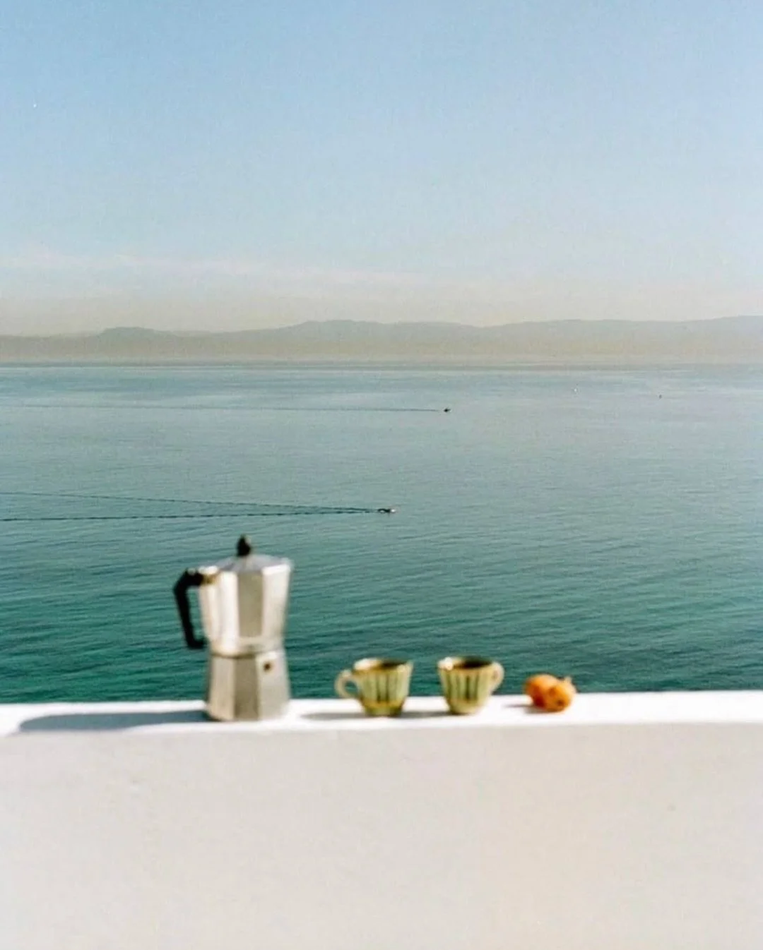 ☀️ Ferragosto, slow edition.
C&rsquo;&egrave; un momento, in ogni giorno d&rsquo;estate, che custodiamo come un piccolo tesoro: il primo sorso di caff&egrave; con la moka, quando la casa profuma d&rsquo;estate, il mare riposa calmo e l&rsquo;aria &eg