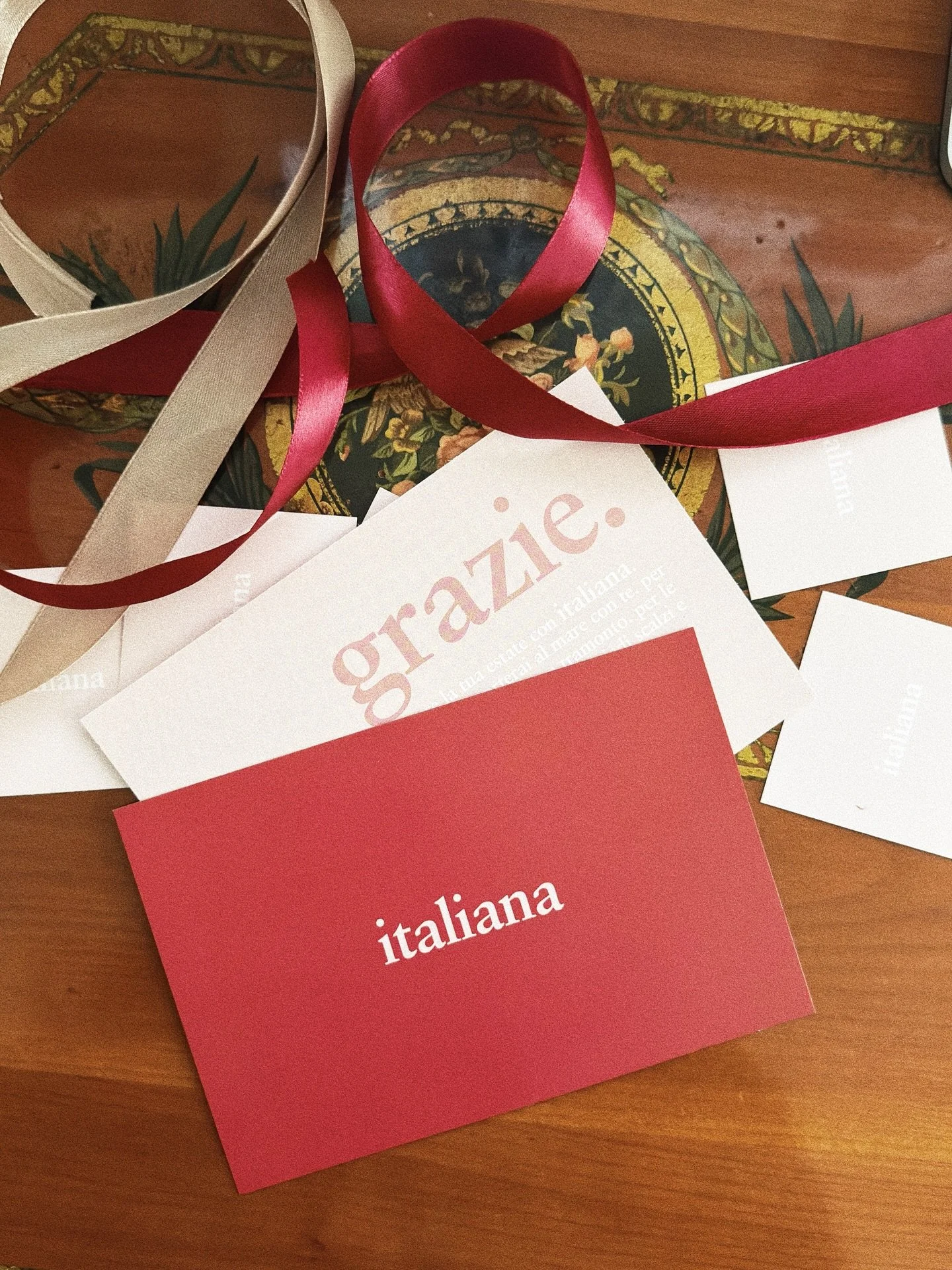 Ci sono momenti in cui non si lancia, non si mostra, non si corre.
Sono i momenti in cui si sceglie di dare spazio al tempo.
@italiana_thelabel segue le stagioni, le attese, i gesti quotidiani.
Non i drop continui, ma ci&ograve; che ritorna, trasform
