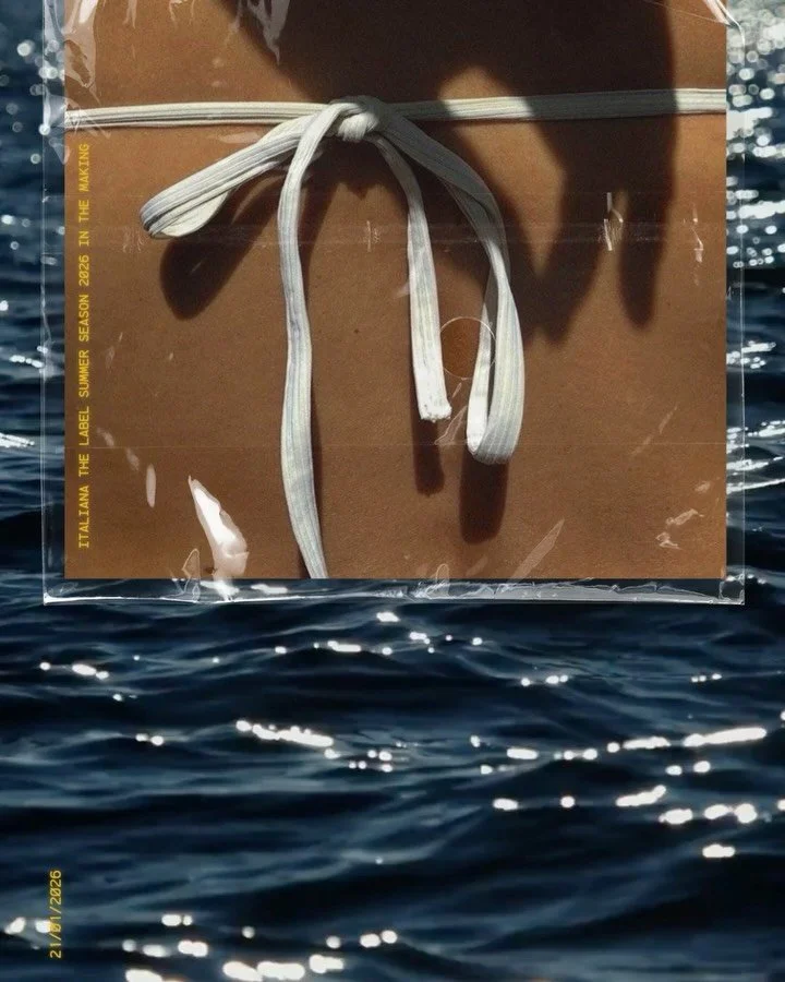 Il mare &egrave; il punto di arrivo,
tutto il resto &egrave; il percorso.
Disegni, tessuto, tempo: &eacute; quello che stiamo attraversando ora.
Non vediamo l&rsquo;ora di condividere con voi il primo tuffo del 2026. ✨🌊 

#newseason #seayousoon