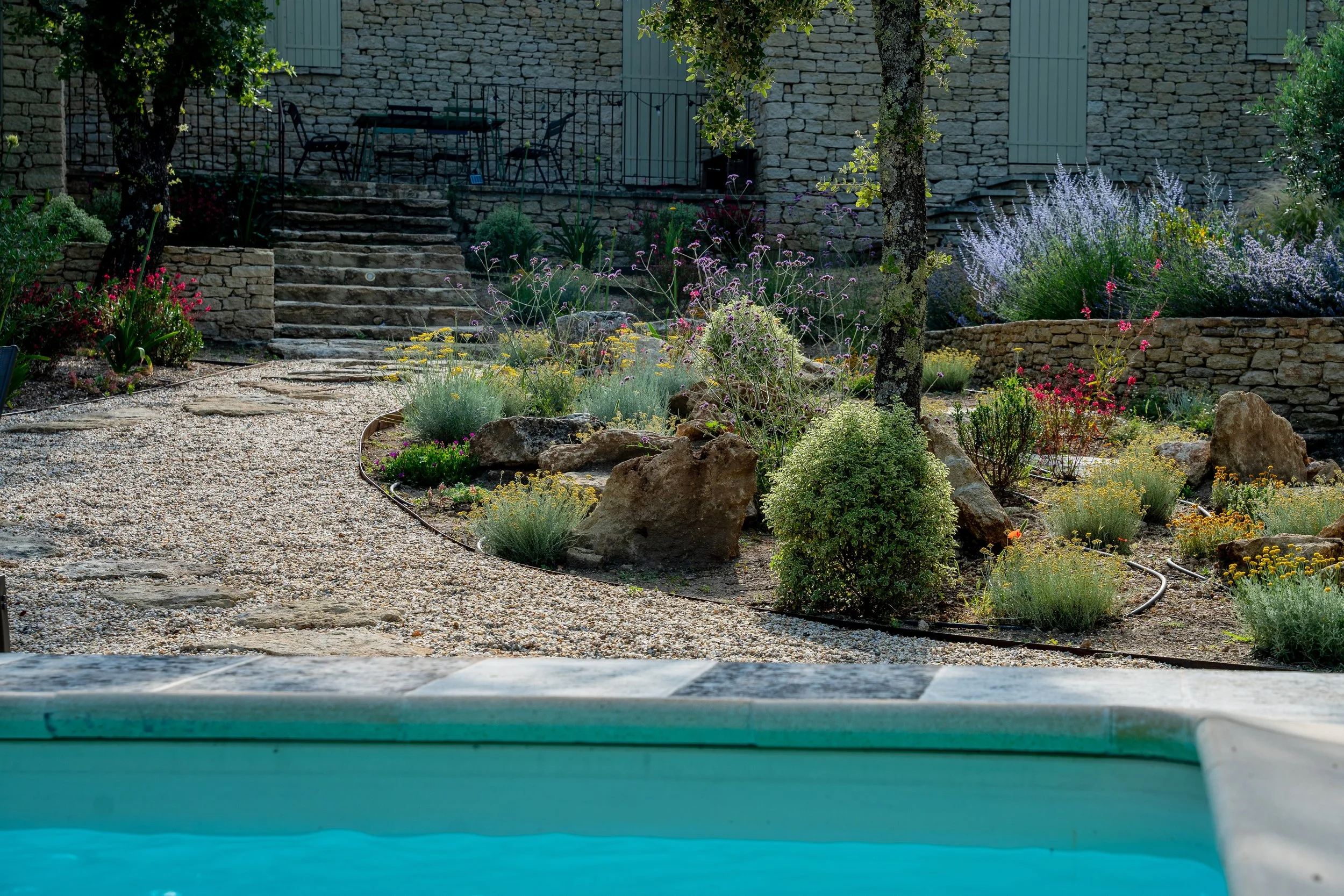 Jardin paysager en Provence avec plantes et chemins en gravier,