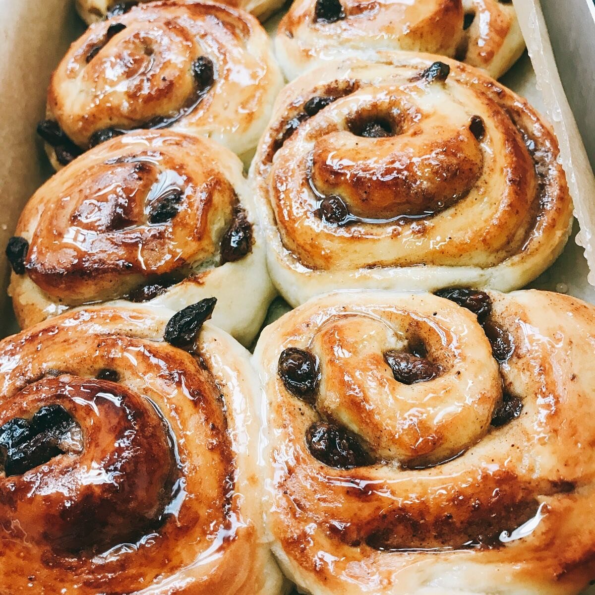 Cakes cakes and more cakes! 

Our bakery counter will be brimming with fresh homemade treats from @sticky_fig_catering including these sticky buns, fruit scones, danishes and chocolate brownies 

#bakerycounter #homemade #local #familybusiness #takea