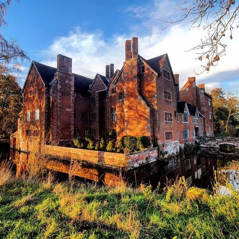 Tucked away in a peaceful counter of Worcestershire, the Grade 1 listed @harvington_hall_official_ is a beautiful moated Manipur house with the largest surviving series of priest hides in the country, a rare collection of original Elizabethan and all