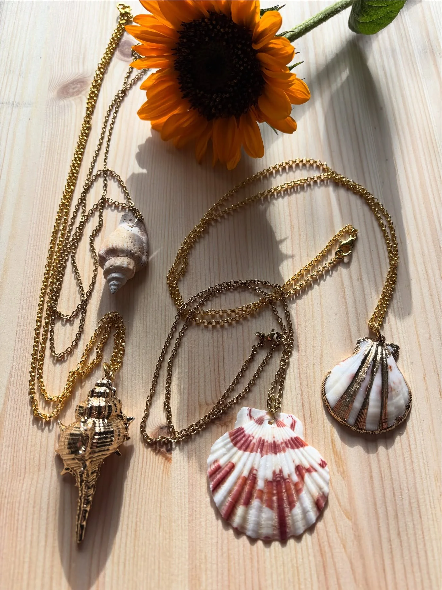 Boheemit ja n&auml;ytt&auml;v&auml;t korut on valmistettu intuitiolla ja rakkaudella.

Jokainen koru on uniikki, eik&auml; toista t&auml;ysin samanlaista l&ouml;ydy muualta. 

Lue lis&auml;&auml; bion suorasta linkist&auml;!

#handmade #jewellery #si