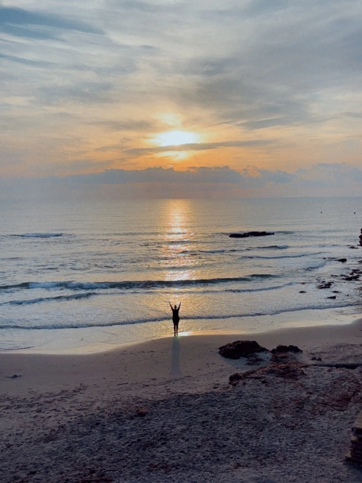 When you breathe in - breathe and let your mind grow.
Grow stronger as the time slows - down the ocean that&rsquo;s in motion. 🌊

In this moment a second lasts forever - forever goes so quickly
I&rsquo;m free and I&rsquo;ve arrived. 🌊

And for a mo