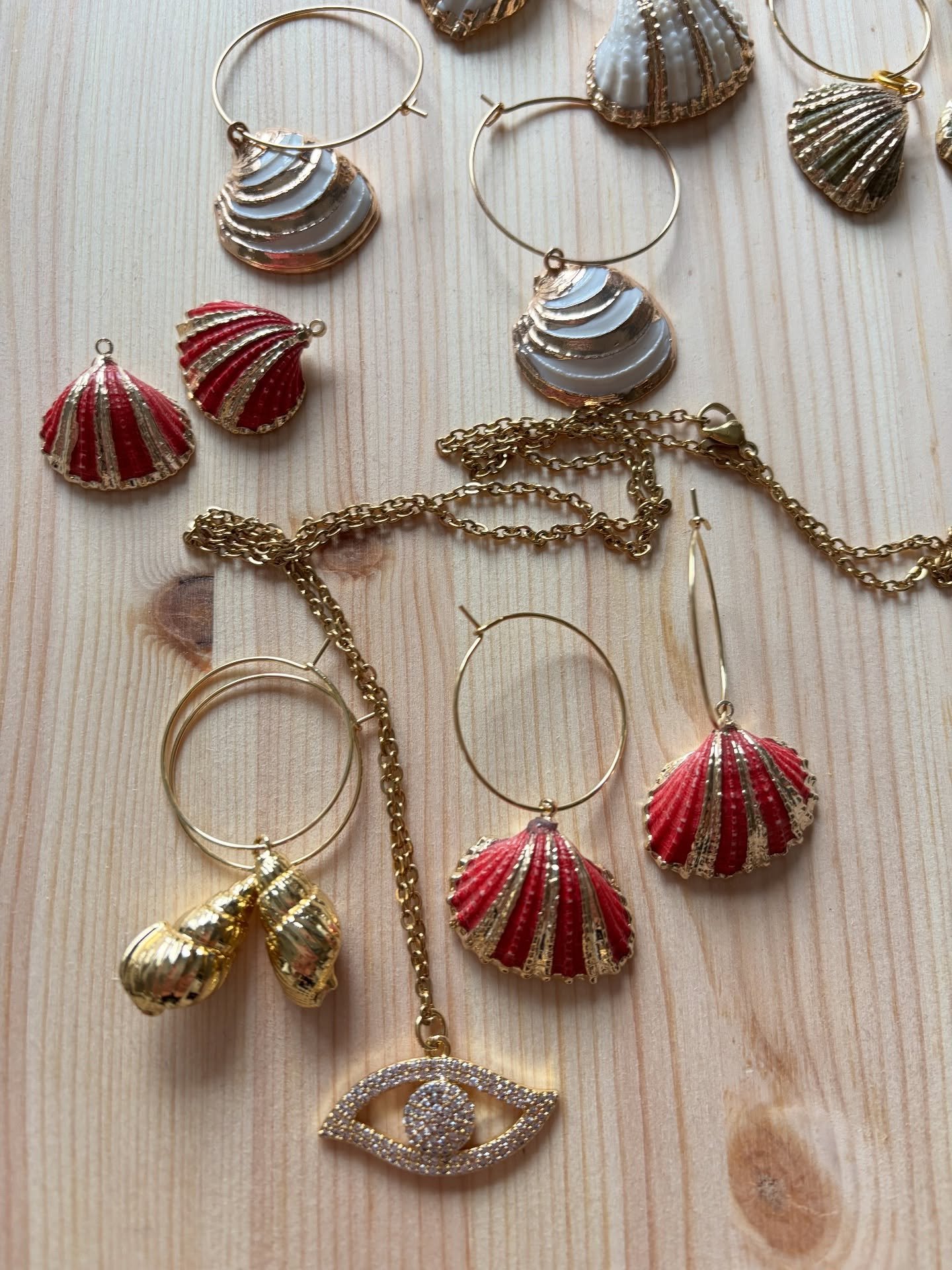 💎 Arvonta! 💎

Korut ovat syntyneet intuitiota ja energiaa kuunnellen. Mik&auml; koru kuvasarjasta kiinnitti ensimm&auml;isen&auml; huomiosi? 💫
Kerro kommenteissa ja voit saada sen itsellesi. 🐚

Ohjeet: 
1. Tykk&auml;&auml; julkaisusta ja kommento