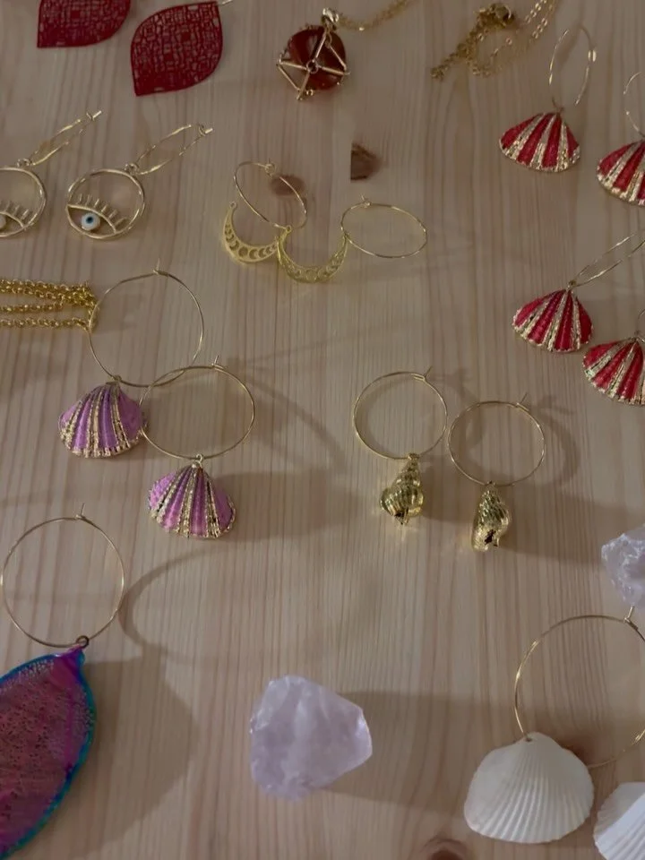 Taideterapiaopinnoistani on nyt noin vuosi aikaa. Minussa - kuten meiss&auml; kaikissa asuu uinuva taiteilija. Itsell&auml;ni sen her&auml;&auml;miseen kului noin 40 vuotta. 😅 (jos ei teatteriharrastusta ja b&auml;ndihommeleita lasketa). Itsell&auml