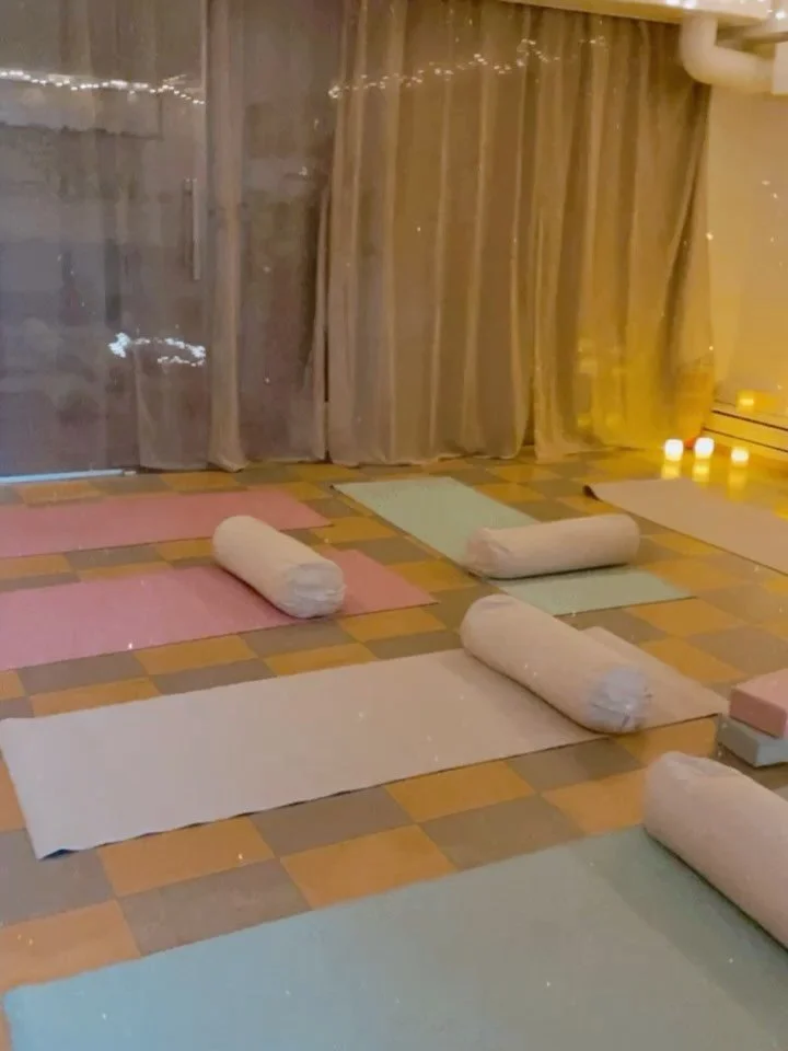 Viikon p&auml;&auml;st&auml; torstaina 4.12.!

Kaksi mahtuu viel&auml; mukaan. 🥰

T&auml;m&auml; tapahtuma hellii kehoa ja mielt&auml; lempe&auml;n joogan ja erilaisten kehorentoutustekniikoiden parissa.

Tapahtuma alkaa palauttavilla hengitysharjoi