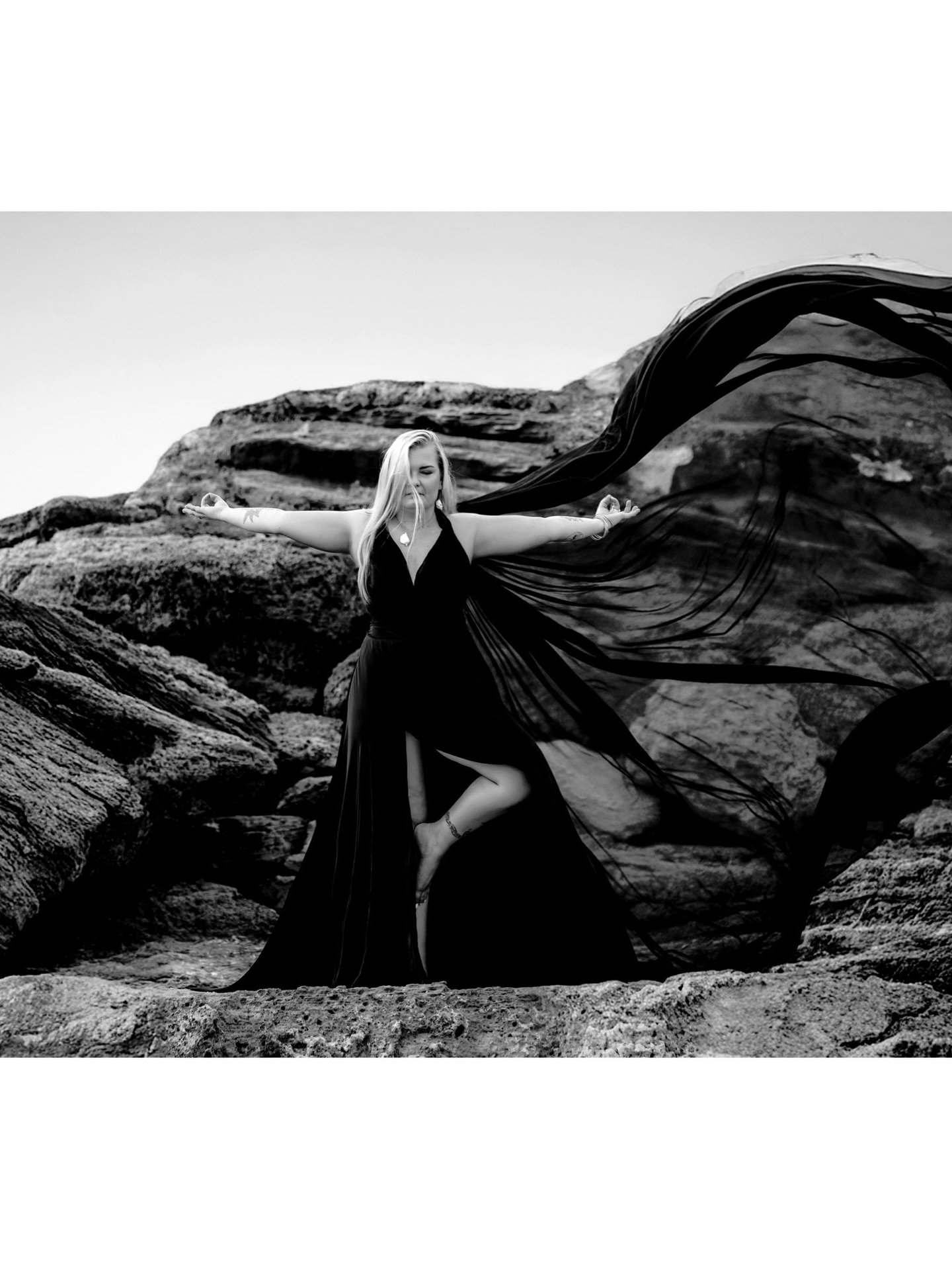 Puun asento Vrikshasana symbolisoi taivaan ja maan v&auml;list&auml; harmoniaa (toinen jalka tukevasti maassa ja k&auml;det kurottavat puun oksien tavoin taivasta). Vrikshasana muistuttaa siit&auml;, ett&auml; vaikka maailma ymp&auml;rill&auml; sekoa