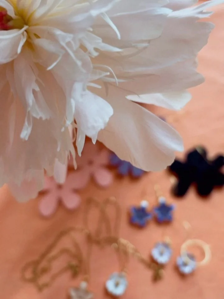 N&auml;etk&ouml; n&auml;iss&auml; videoissa ja kuvissa jotain sellaista mist&auml; pid&auml;t? 🌸
Ehk&auml; kev&auml;tjuhliin, lakkiaisiin, valmistujaisiin, h&auml;&auml;juhlaan, rippijuhlaan tai ihan vaan itse&auml;si ilahduttamaan?

Ps. Ihana lahja