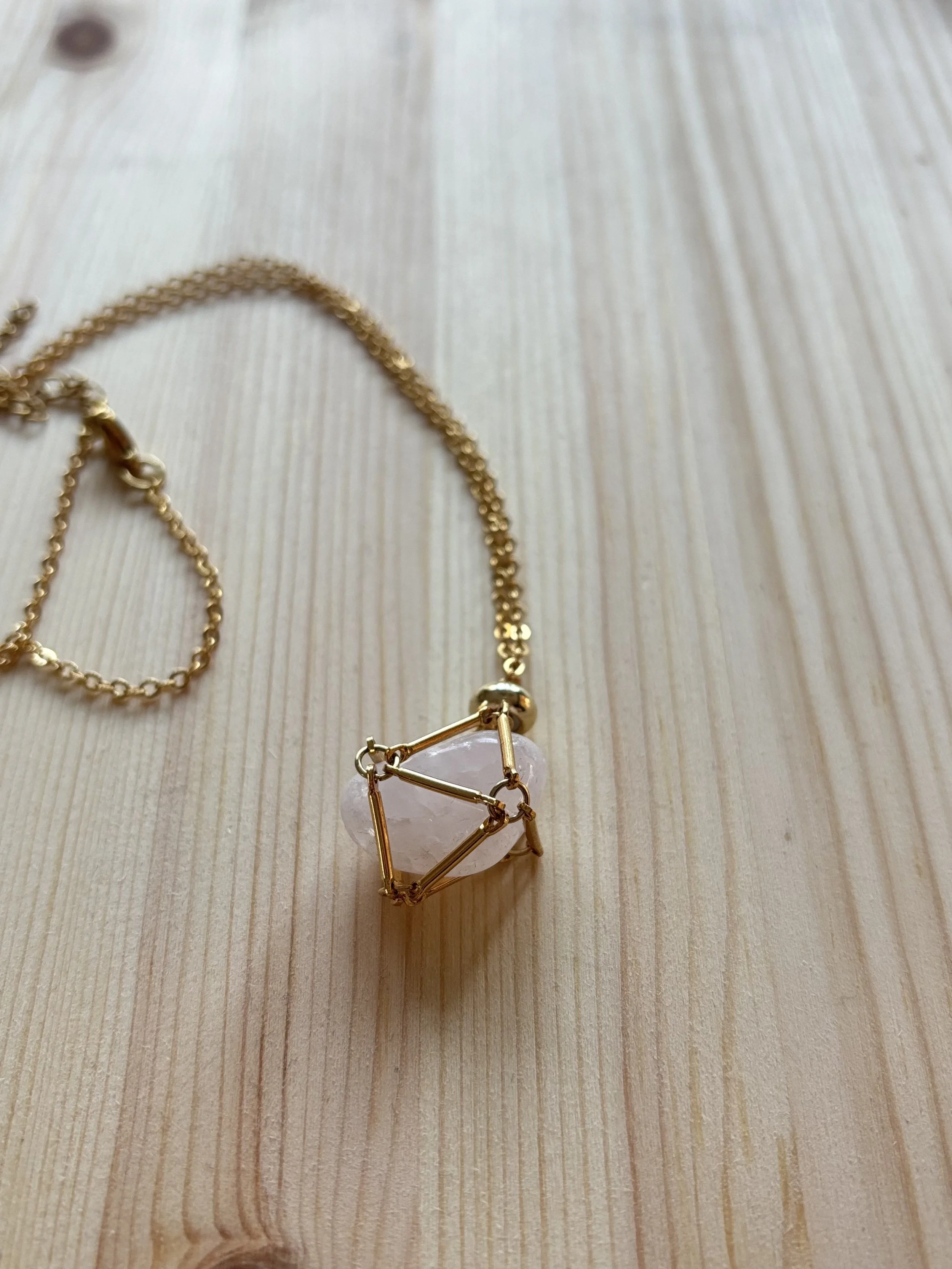 Ruusukvartsi -kiviriipus