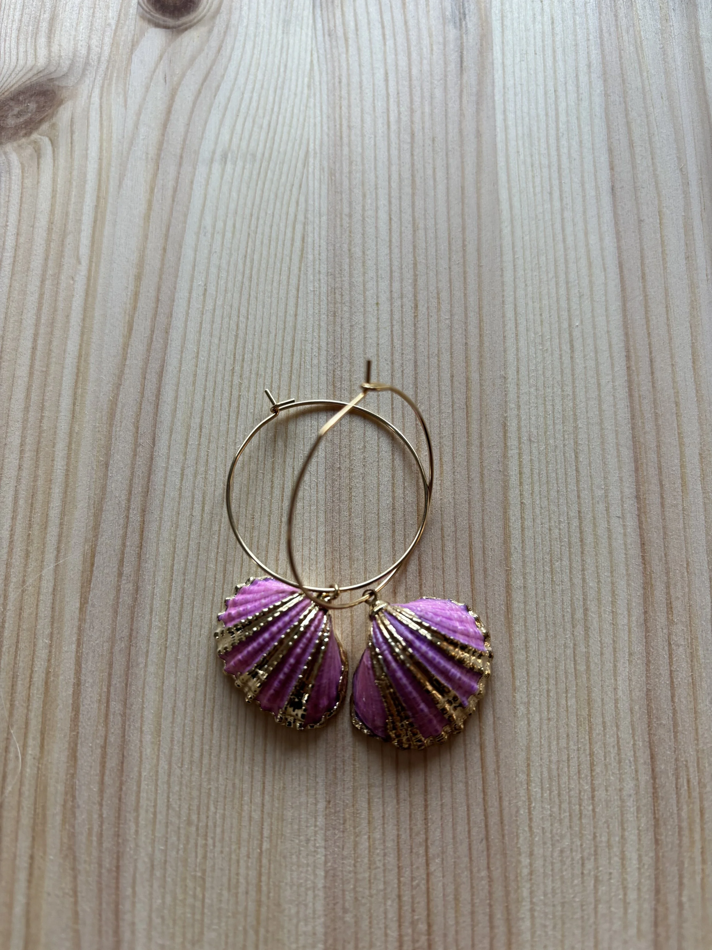 Simpukkakorvakorut - kullattu - lila