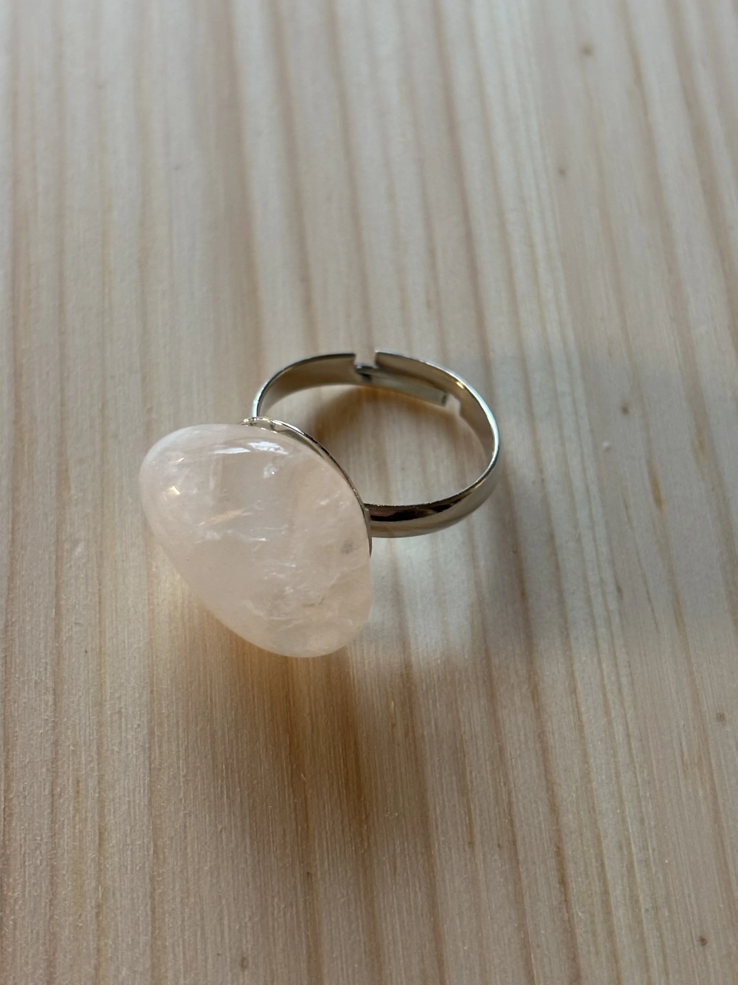 Lumikvartsi kivisormus