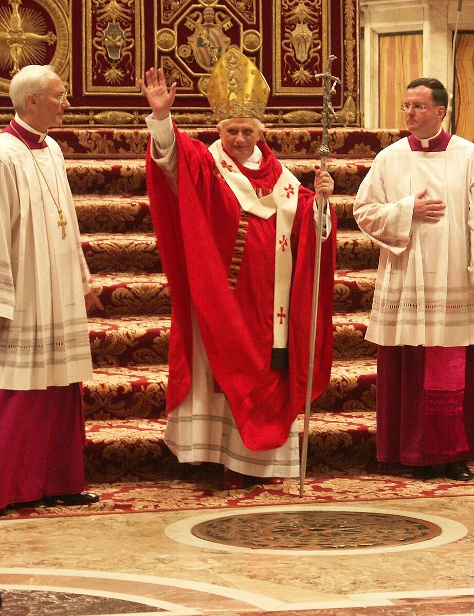 Papst_Benedikt_XVI_PalliumOne.jpg