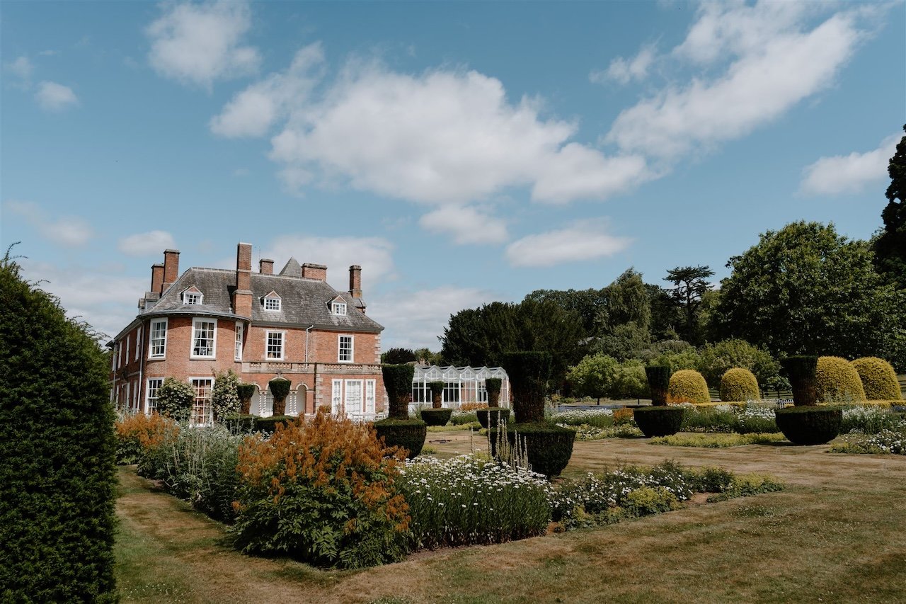 Exterior view of Sutton Bonington Hall and gardens in Loughborough