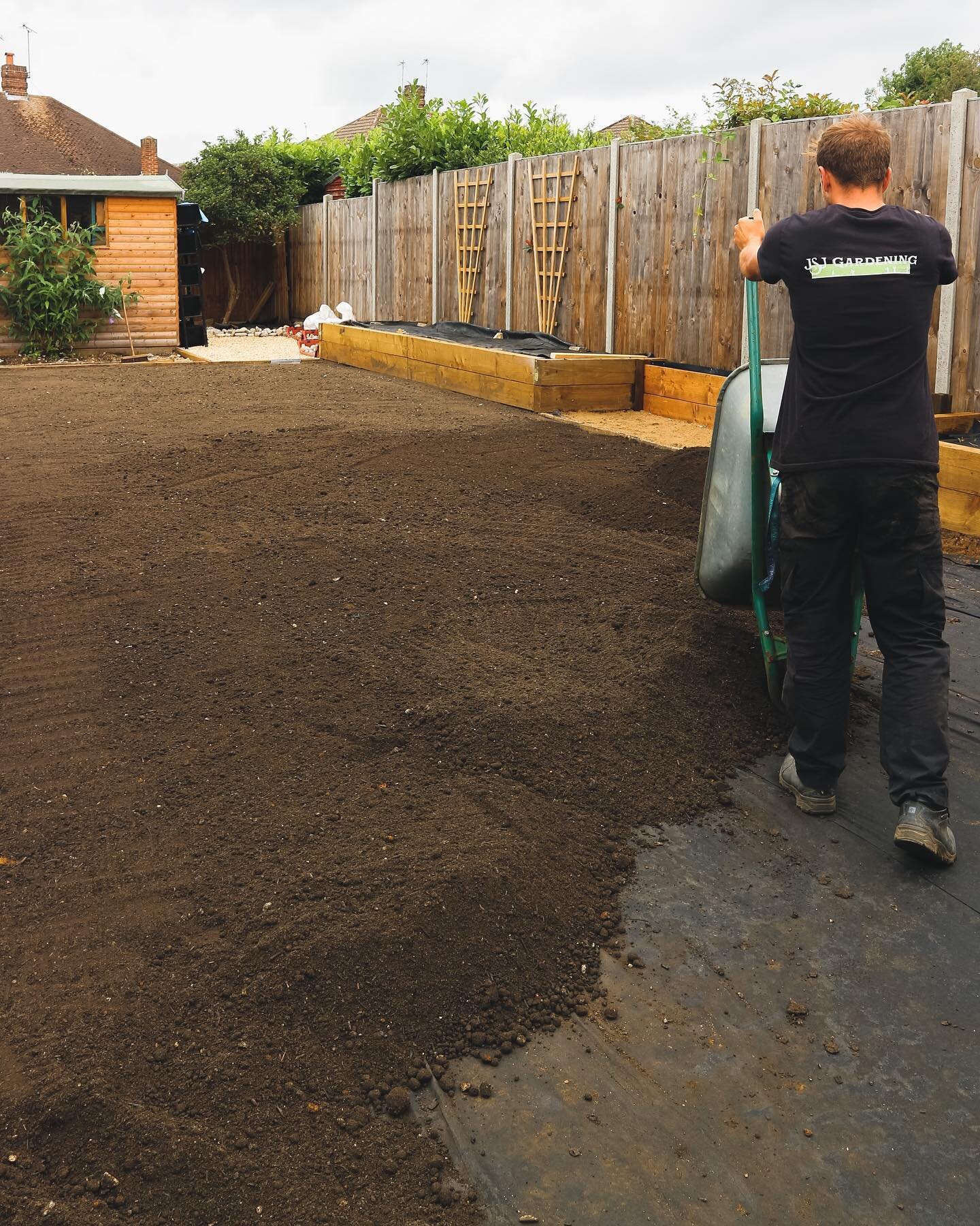 14 tonnes of grade A topsoil shifted ready for the new lawn

For any questions you have or if you wish to organise a quote with us please feel free to contact directly on 07450272704/jsjgardening@gmail.com or drop me a message on here.
.
.
#gardener 