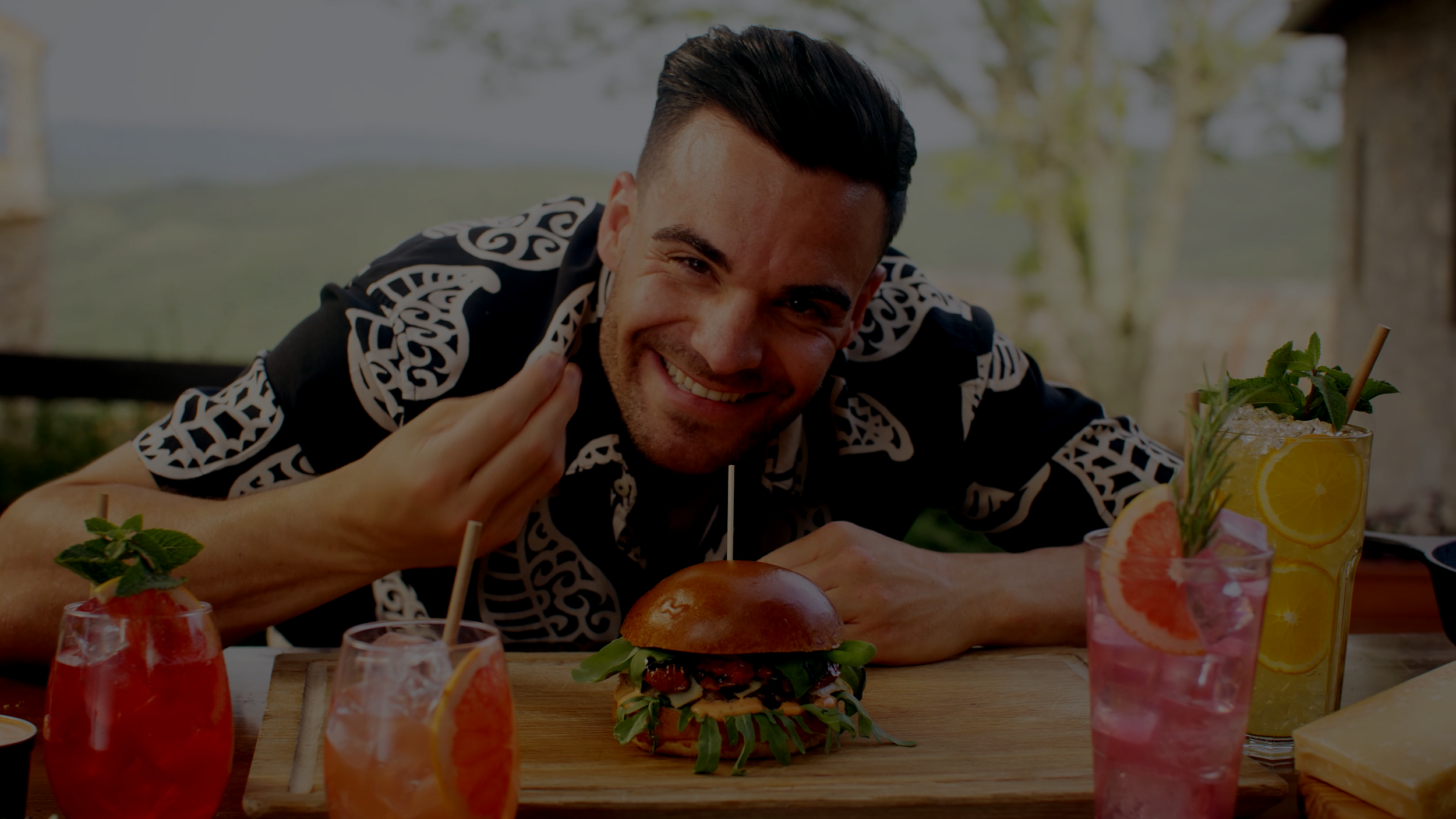 Stefano Zarrella baut einen Burger für Hans im Glück