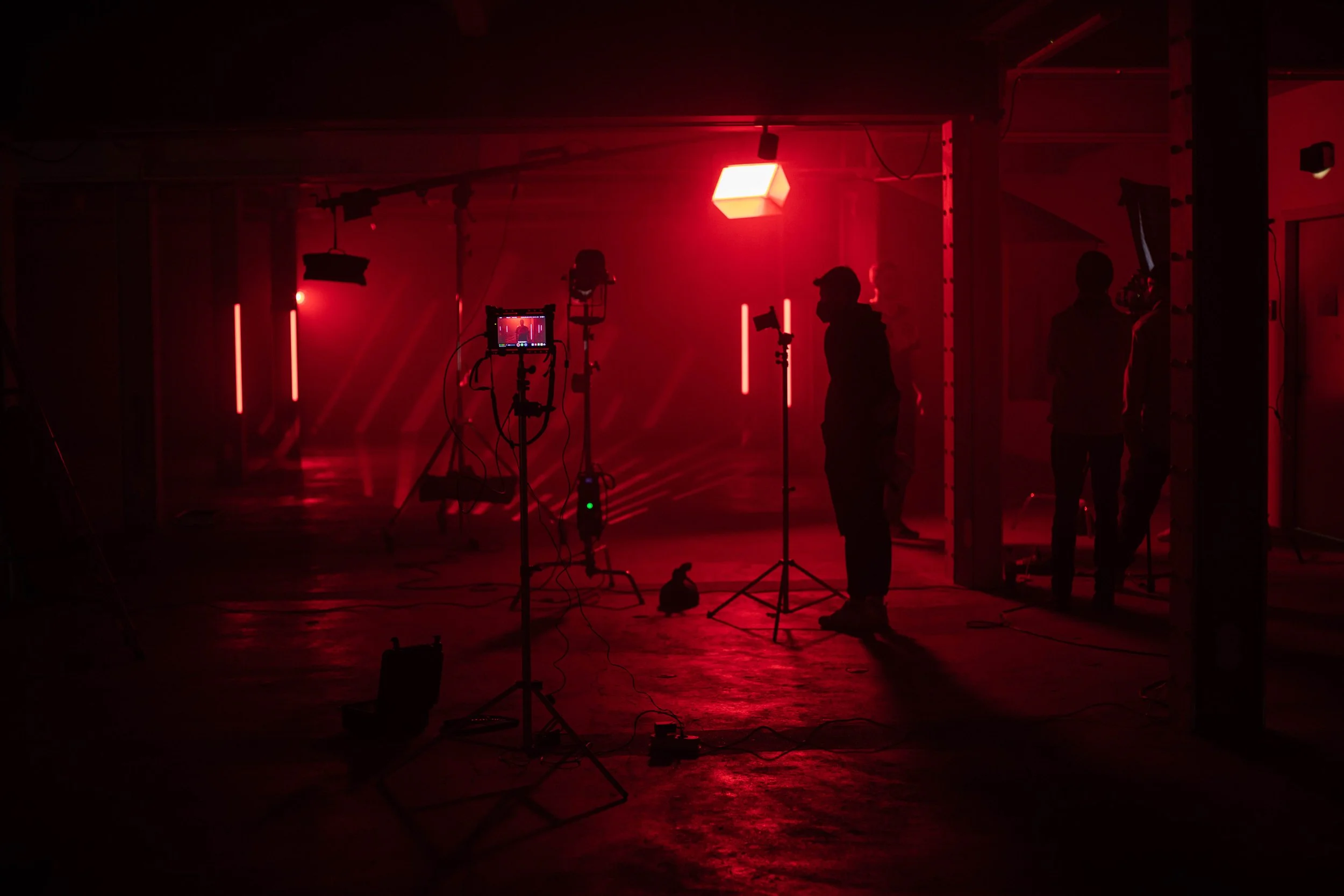 Ein Commercial Set in München von Get Flashed Media in rotem Licht
