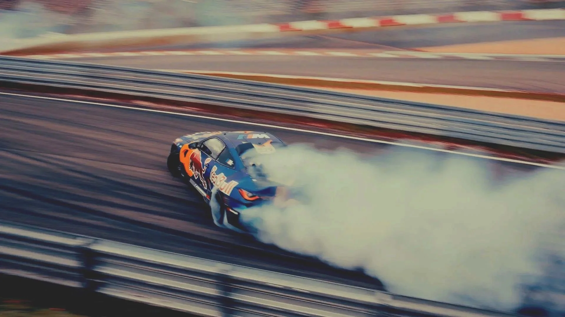 Ein BMW driftet bei einer Videoproduktion für die Red Bull Drift Days über den Nürburgring