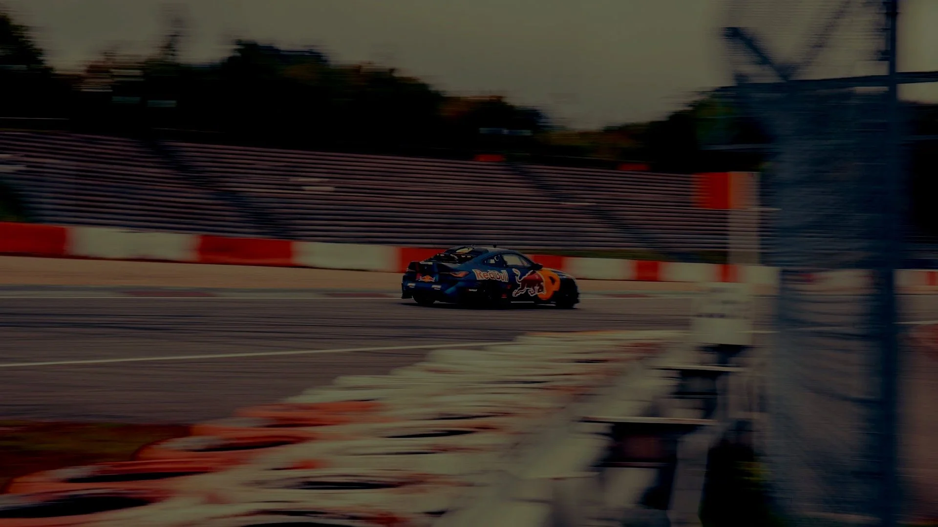 Ein BMW driftet auf den Red Bull Drift Days um die Kurve