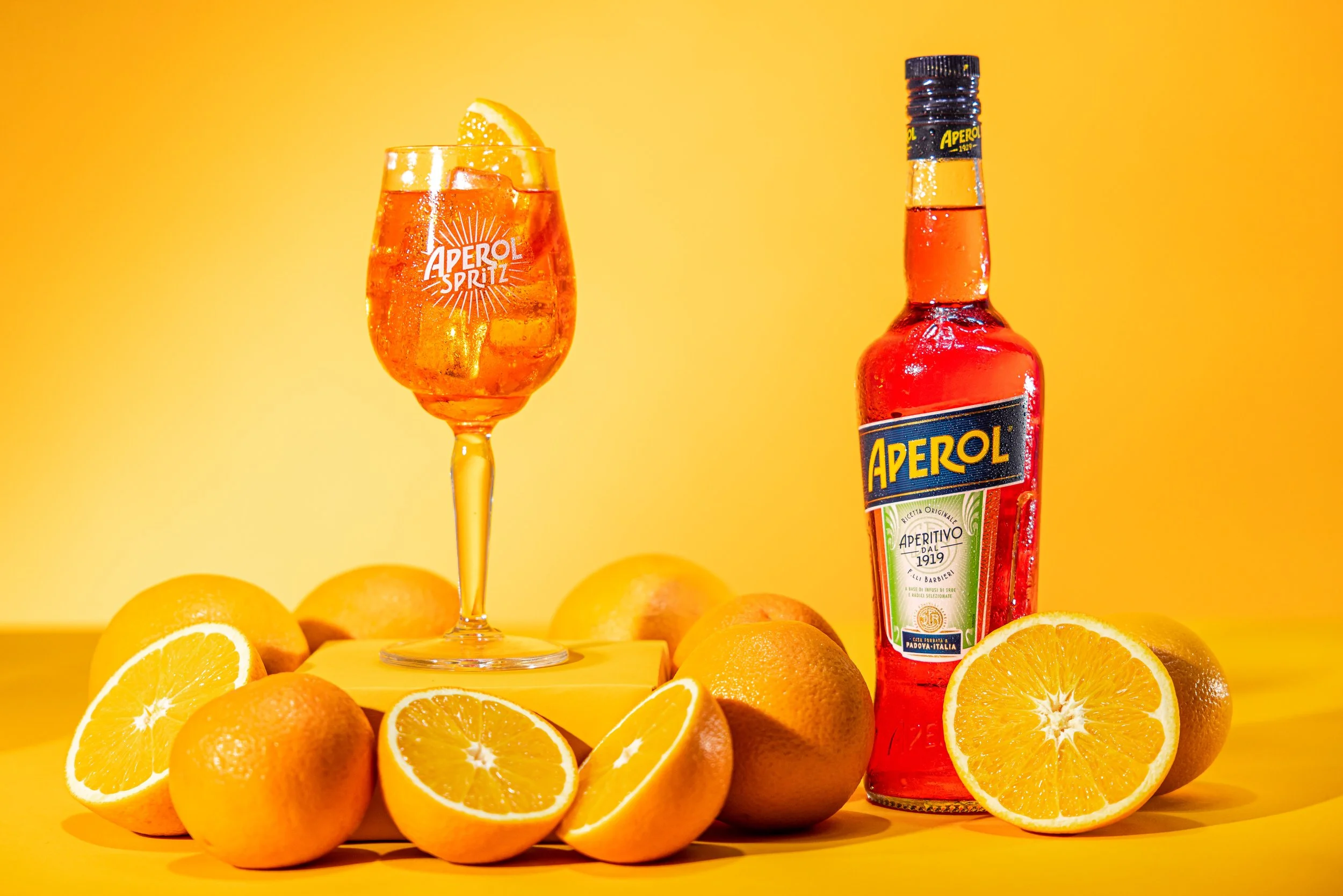 Produktfoto von einem Glas und einer Flasche Aperol im Rahmen einer Produktvideo Produktion