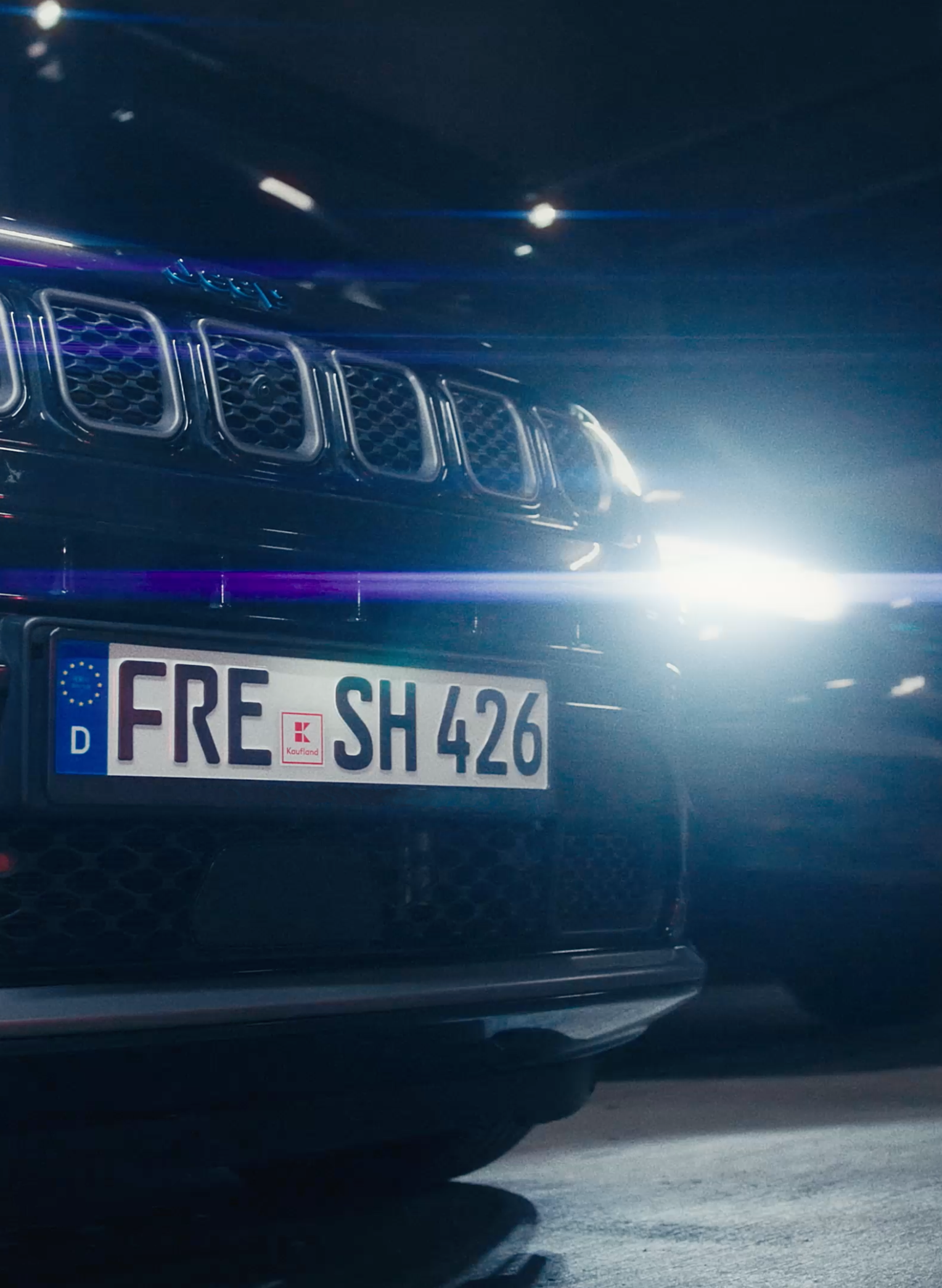 Ein schwarzes Auto zeigt das Nummernschild "FRESH426" - ein Kaufland Thriller zusammen mit dem Deutschen Skiverband