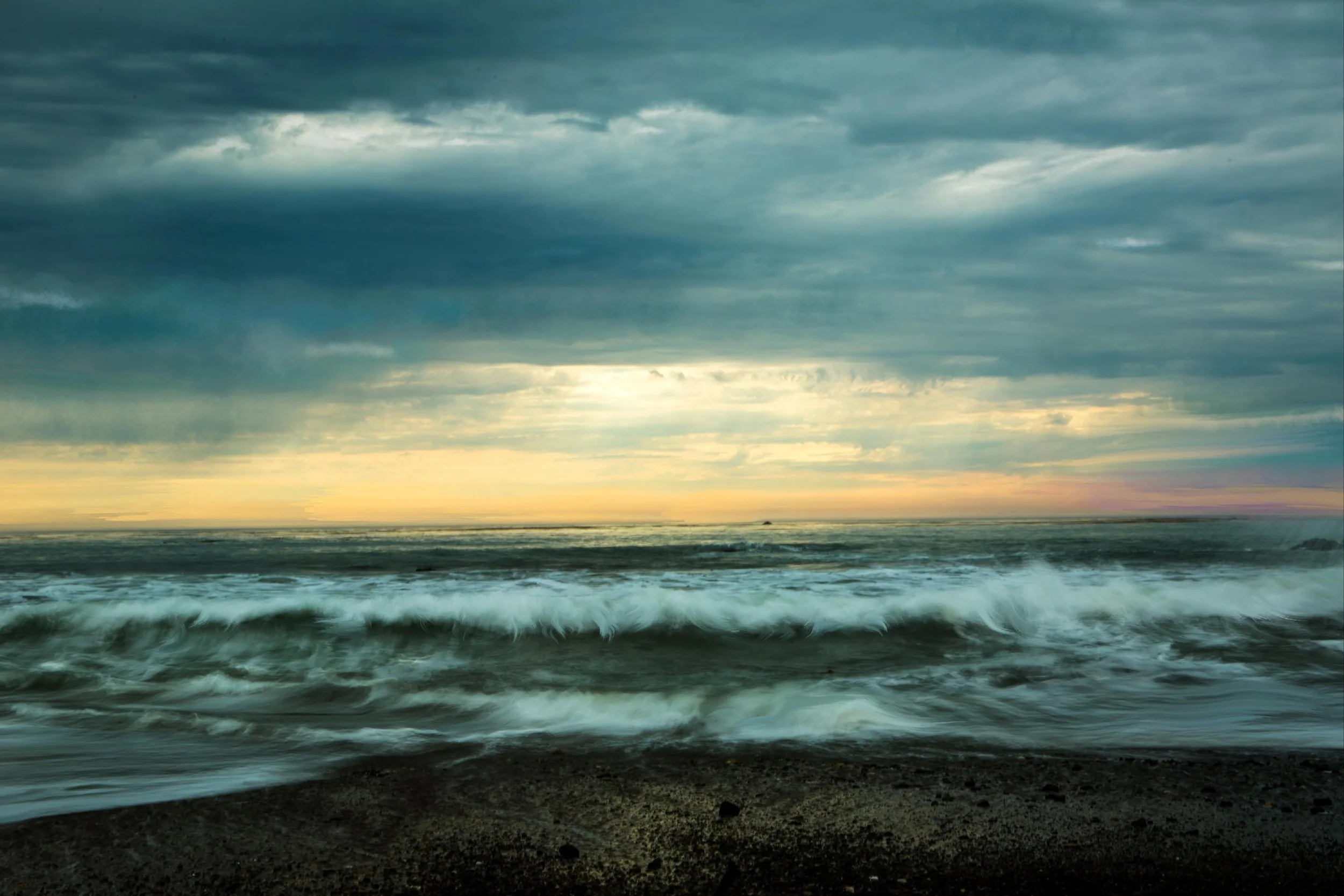 Your Seven-Sea smile, a downward spiral into the water of your mouth&hellip;

#seahorsesforever #flotsamandjetsam #multimediumart #tyche