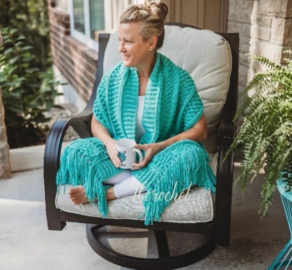 Definitely the vibe this morning! Why is is so cold in MO &mdash; it&rsquo;s Joooooooon! 🥶
Get out your pocket scarves &amp; coffee! If you don&rsquo;t have a pocket scarf yet, it&rsquo;s the perfect time to make a Turnberry like mine 😉
Grab your p