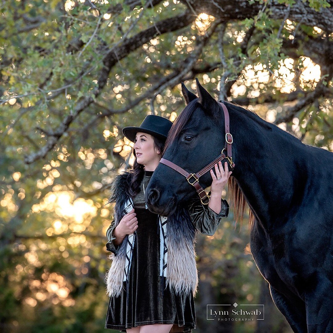 With as warm as the sun looks, you'd never guess it was a pretty chilly day. @haleylenorewright thank you for toughing it out for these amazing shots! You were awesome! #cowgirlfashion #westernboho #northtexasphotographer #equestrian #portraitphotogr