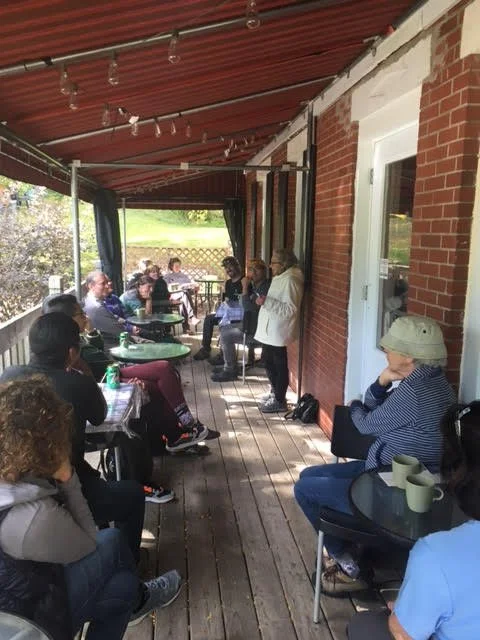 Terrasse extérieure de la COOP du Grand-Bois avec clients.