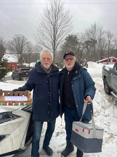 Membres procédant à la livraison des repas pour la popote roulante de la COOP du Grand-Bois.